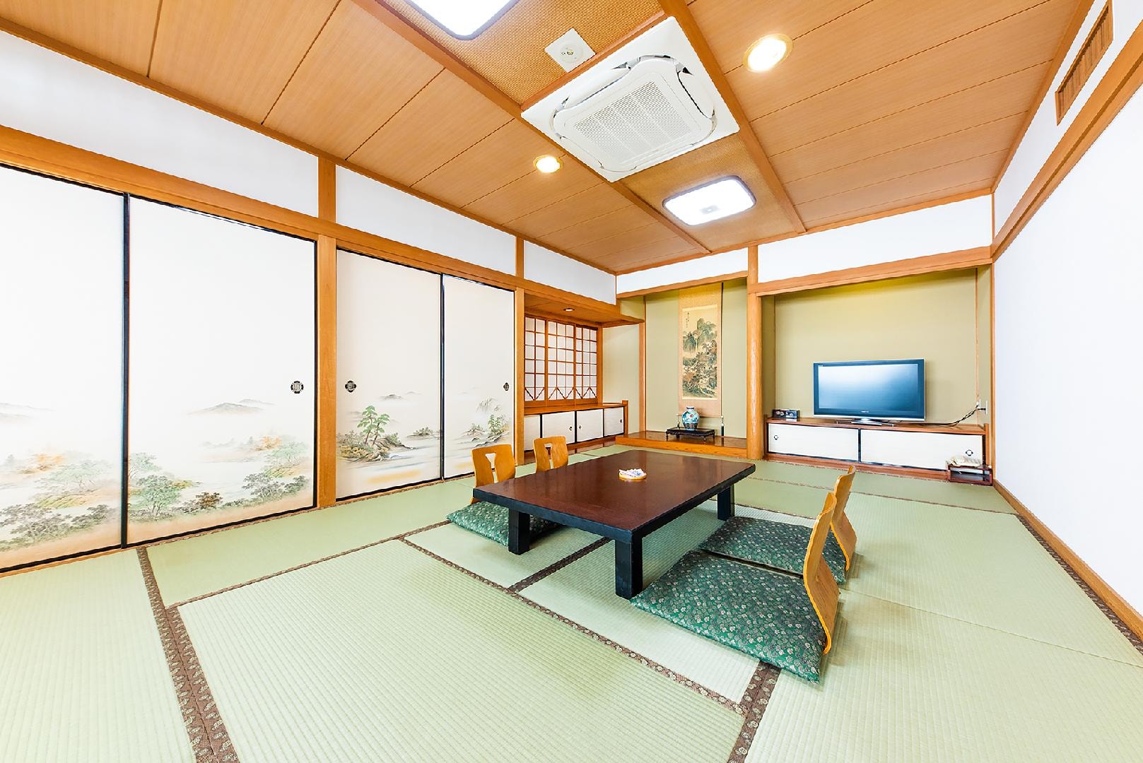 An example of a Japanese-style room facing the sea
