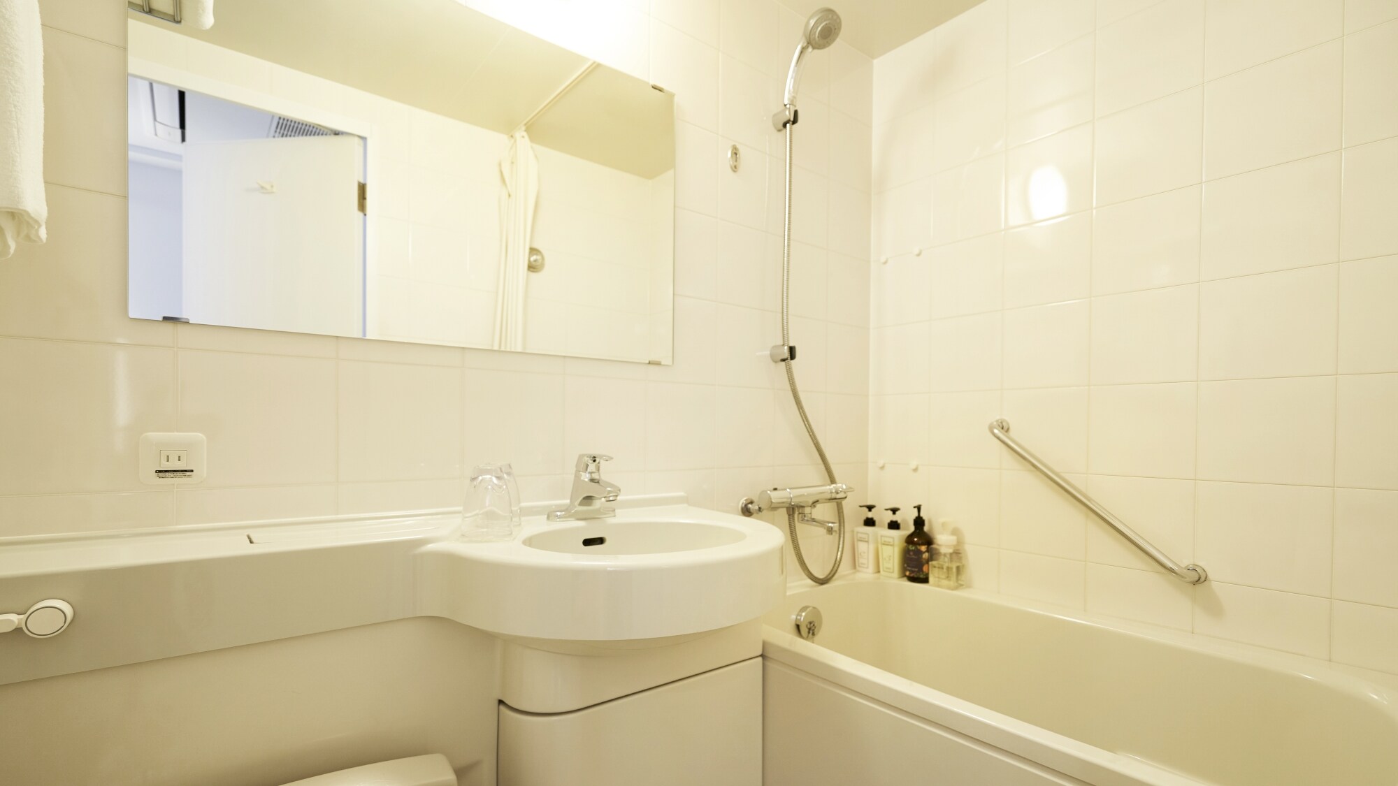 Standard twin bathroom image