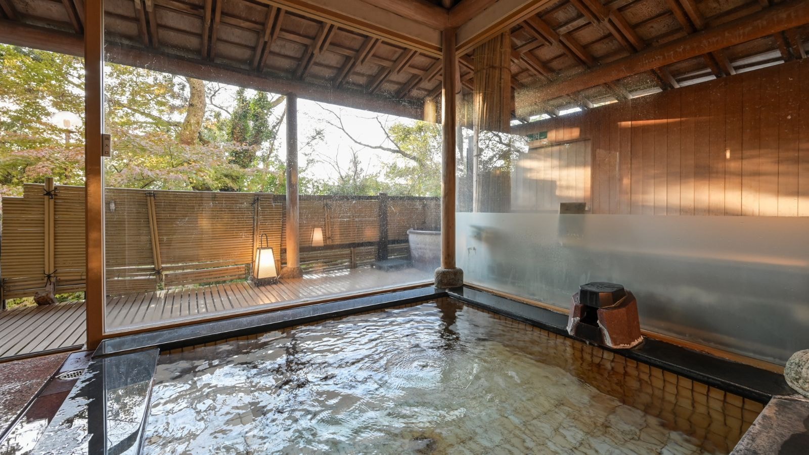 Phòng tắm lộ thiên "Hakusan Ichinosae" Nữ: 15:00 - Nửa đêm / Nam: 5:00 - 9:30