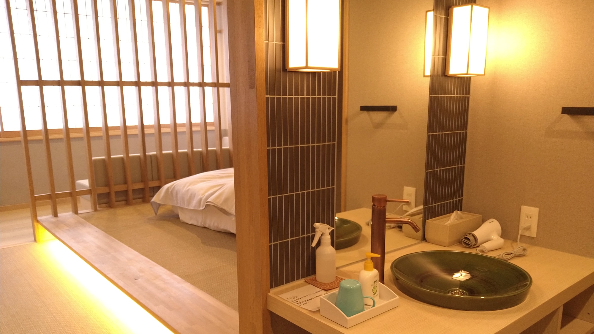 Twin small rise low bed guest room "Haruna" (indoor from the entrance)