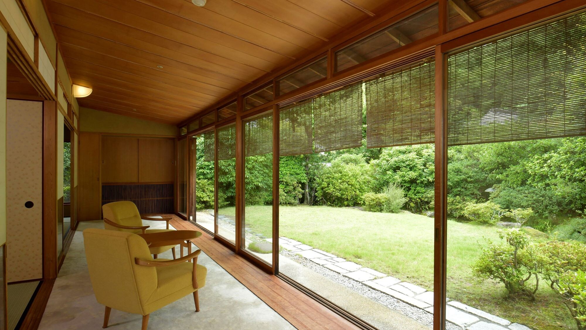 [New building Japanese-style deluxe room] With free-flowing hot spring / Main room + next room (bed) + dressing room (83㎡ or more)