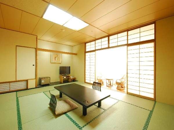 อาคารหลัก ห้องพักสไตล์ญี่ปุ่น (ตัวอย่าง) นอกจากนี้ยังมีประเภทห้องสไตล์ญี่ปุ่น-ตะวันตกในอาคารเสริมประเภทห้องสไตล์ตะวันตกอีกด้วย