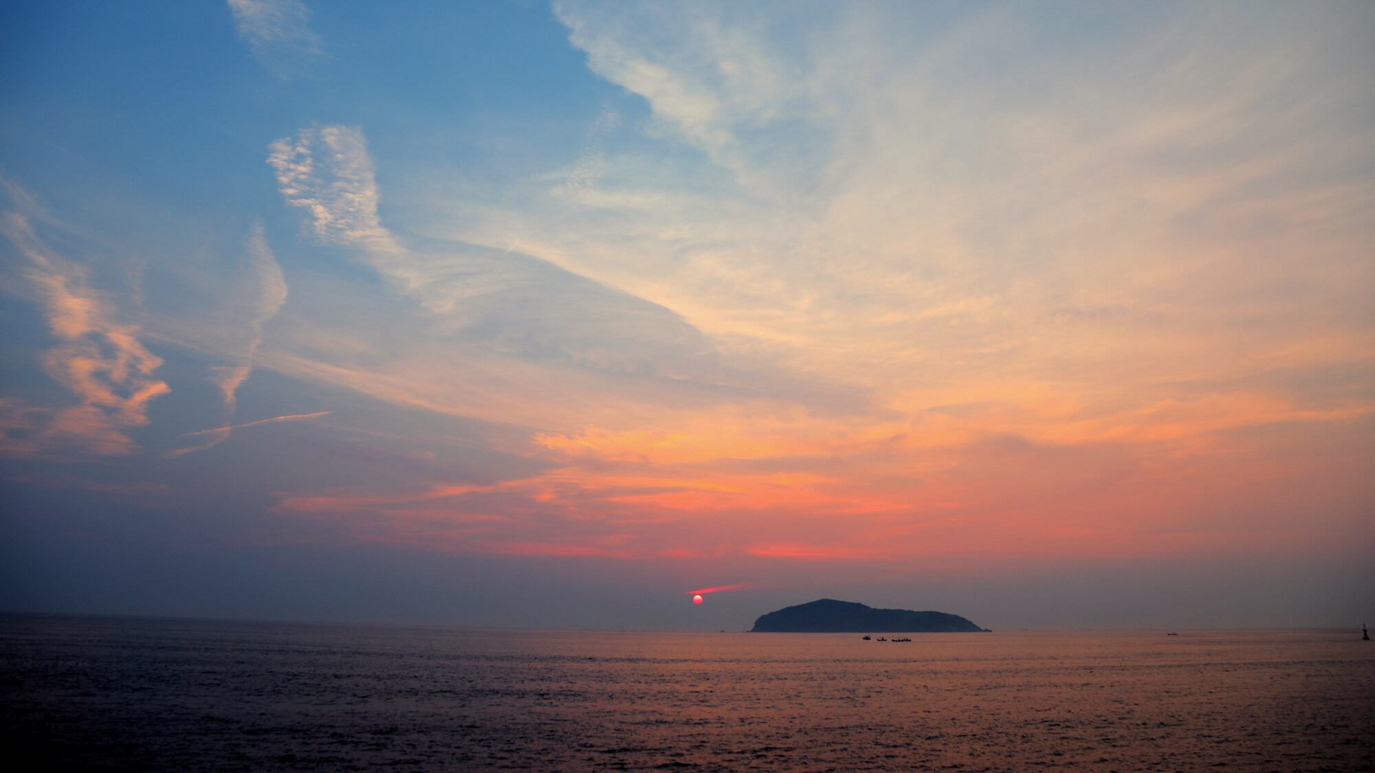 [พระอาทิตย์ตกจากเขื่อนกันคลื่น]