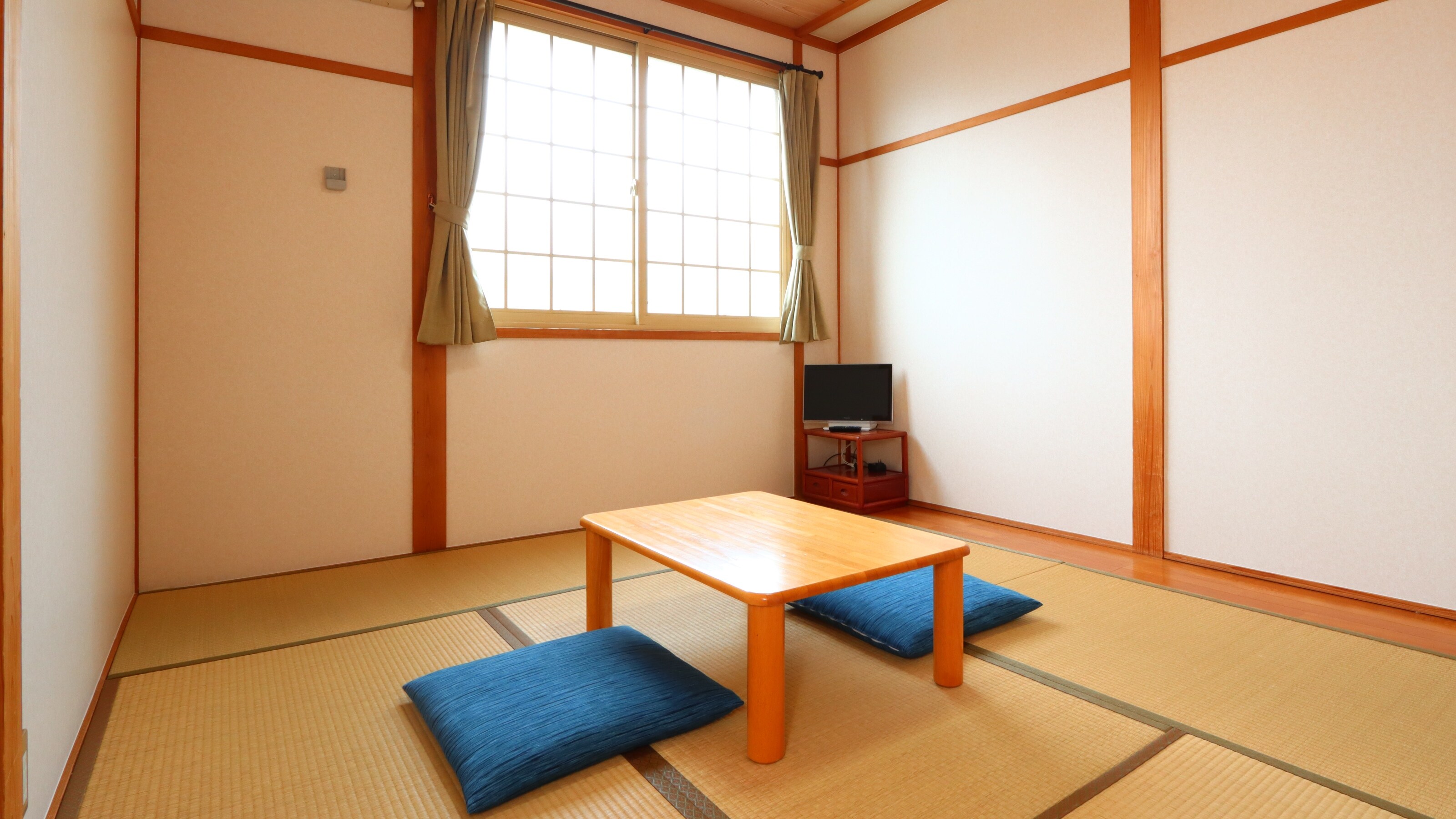 [Guest Rooms] 6 tatami Japanese-style rooms (all rooms with unit bath)