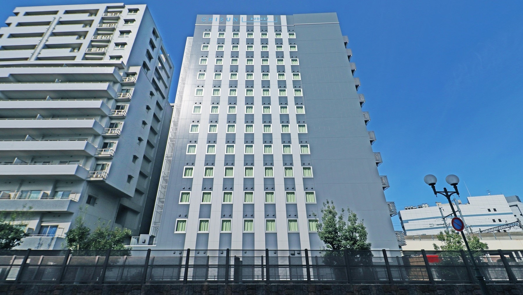 Hotel exterior [daytime]
