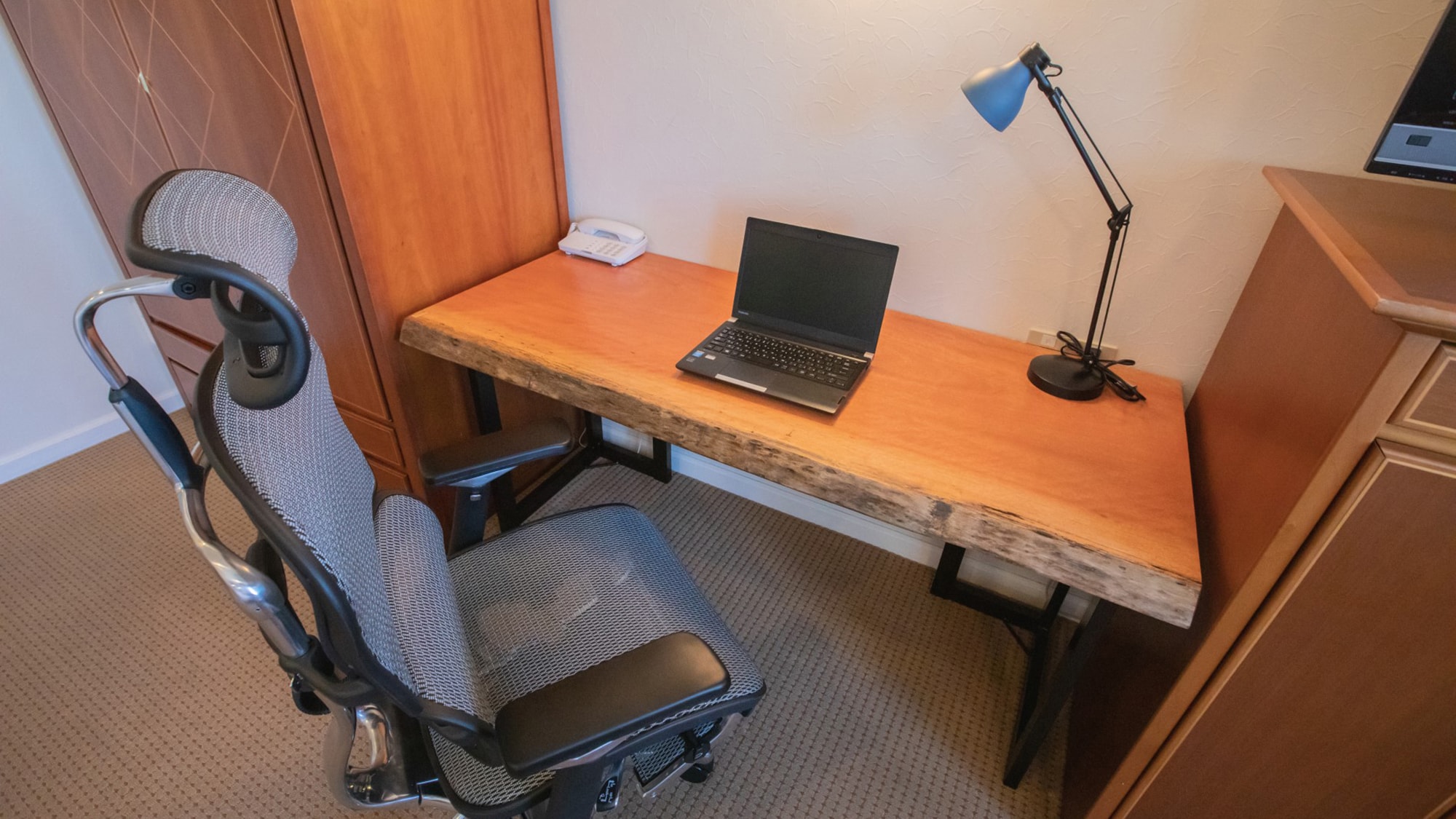 ■ Non-smoking deluxe double ■ PC chair that does not get tired even if you sit for a long time. The perfect room for work!