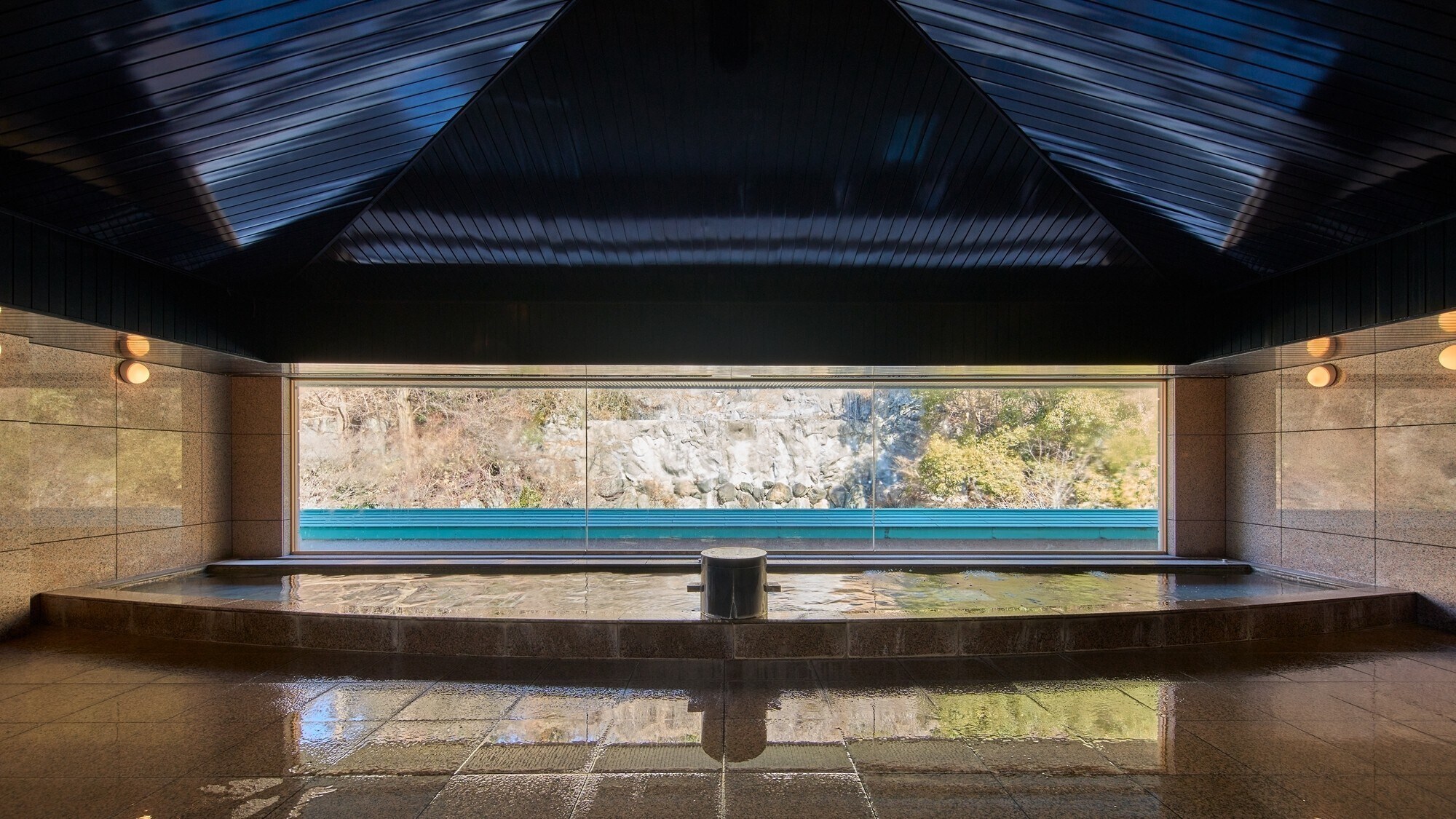 [Large public bath (for men)] The spacious large public bath allows even a large group of people to stretch out and relax.
