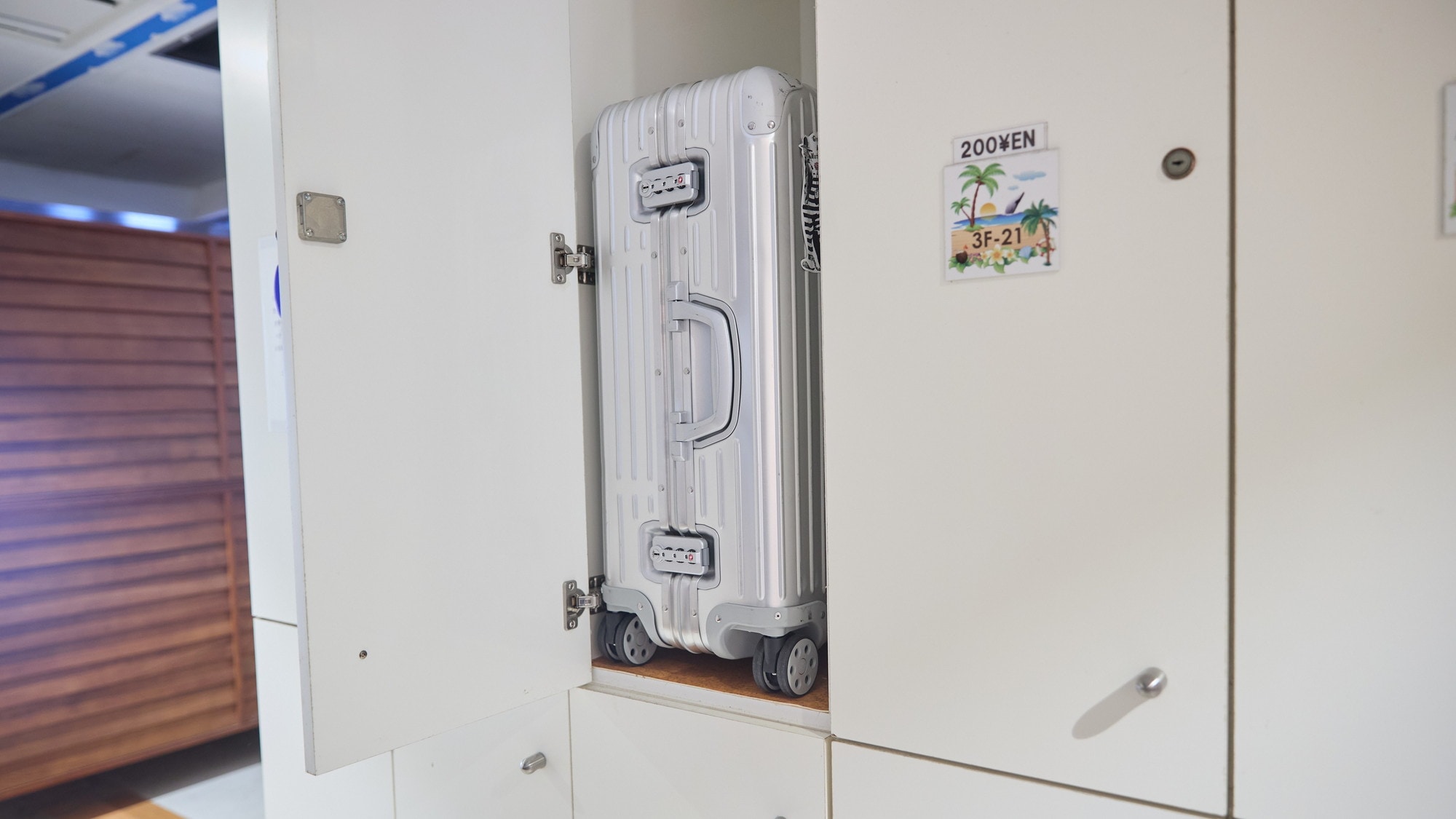 Luggage lockers on each floor (200 yen/day)