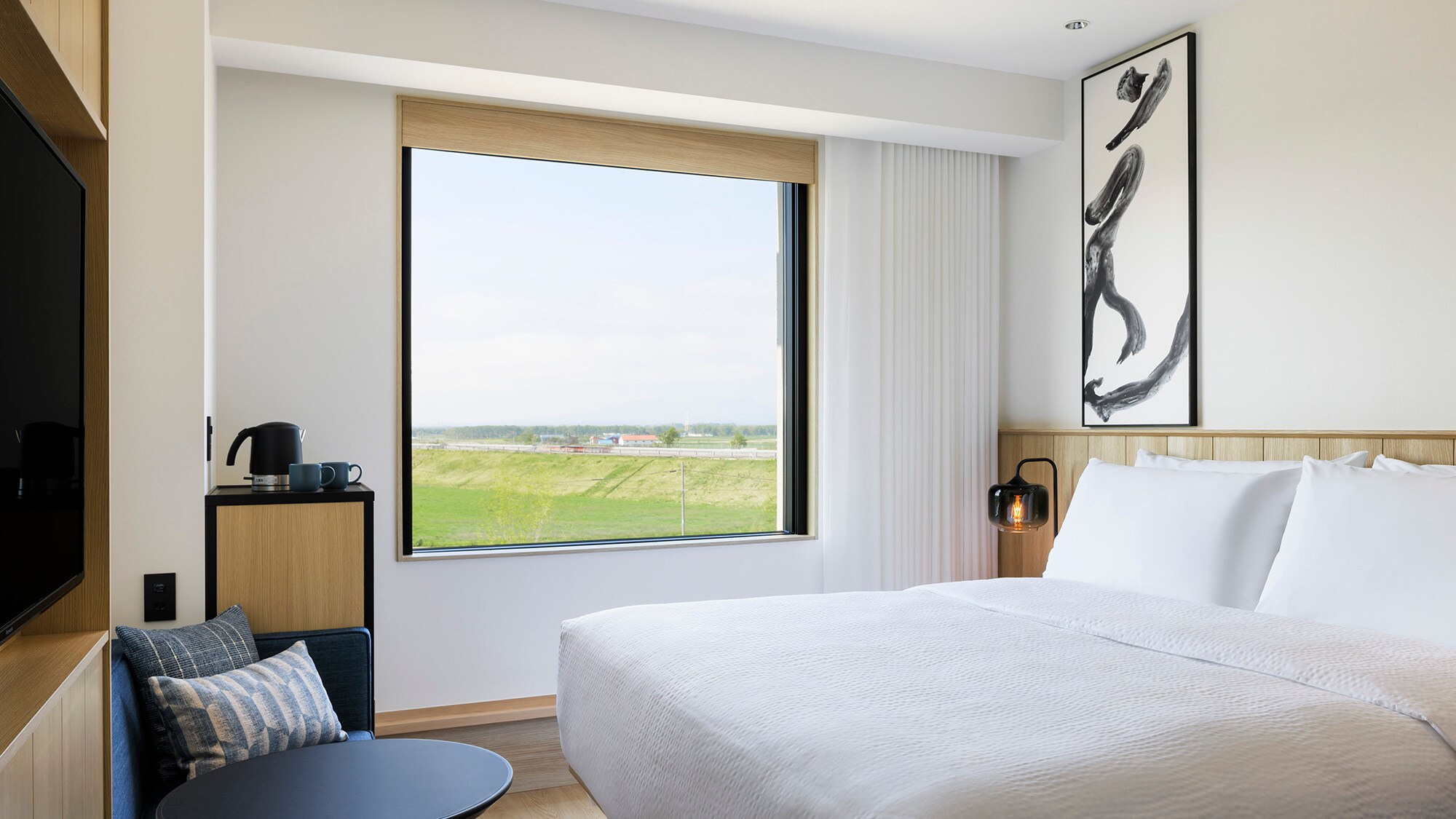 King Room: 21 square meters, non-smoking, bed width 180 cm. Relax in a simple yet warm space.