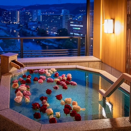 带露天浴池“福寿”玫瑰浴的客房