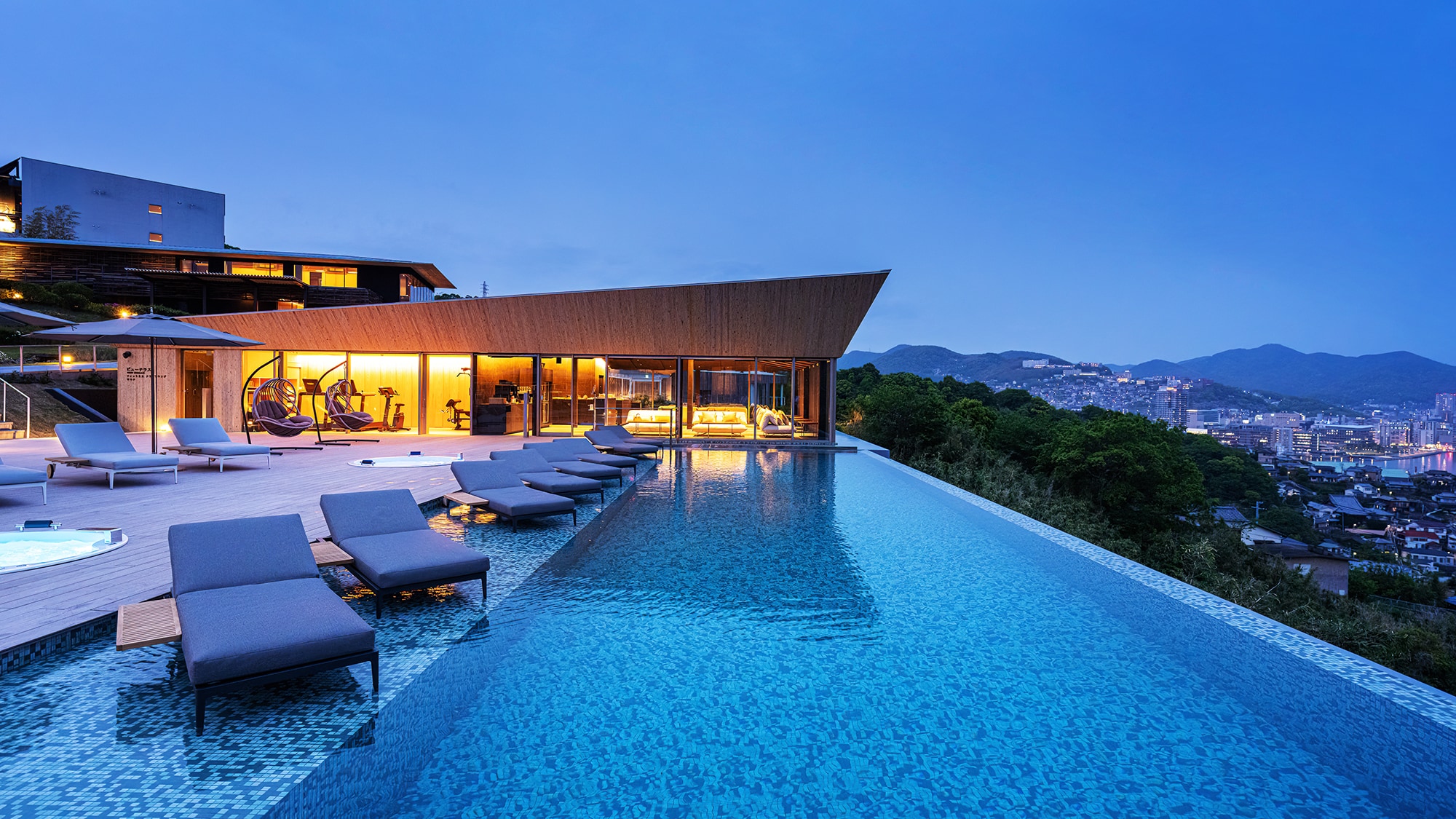 ■Newly opened in April 2011■ [Infinity Pool Area] A panoramic view of Nagasaki cityscape and its night view from the middle of Mount Inasa