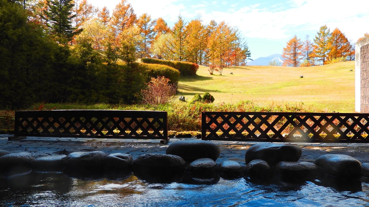 Tắm ngoài trời lá mùa thu