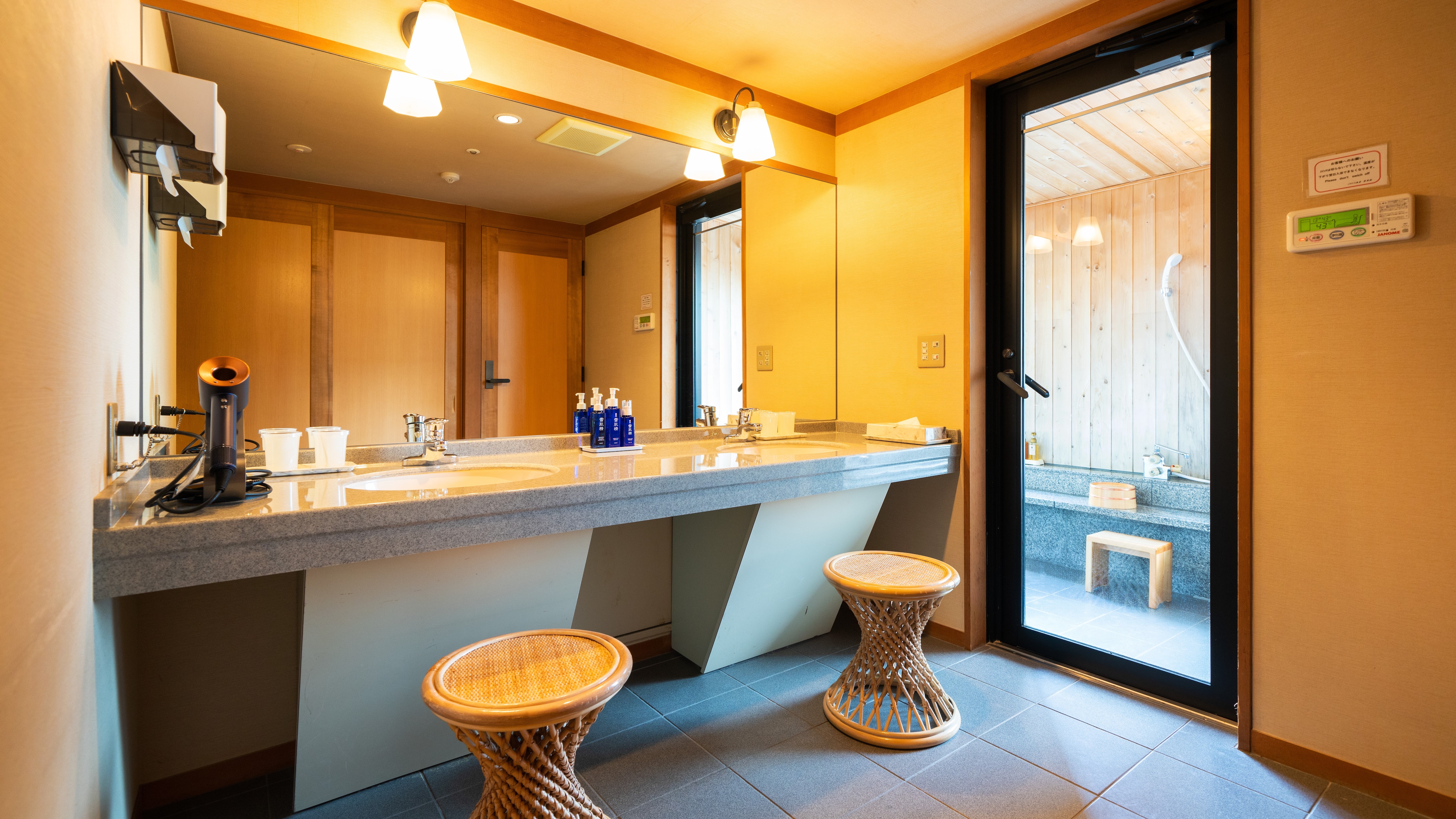 Powder room (Hitenkan [special floor] guest room with open-air bath, Japanese-Western style room 580)