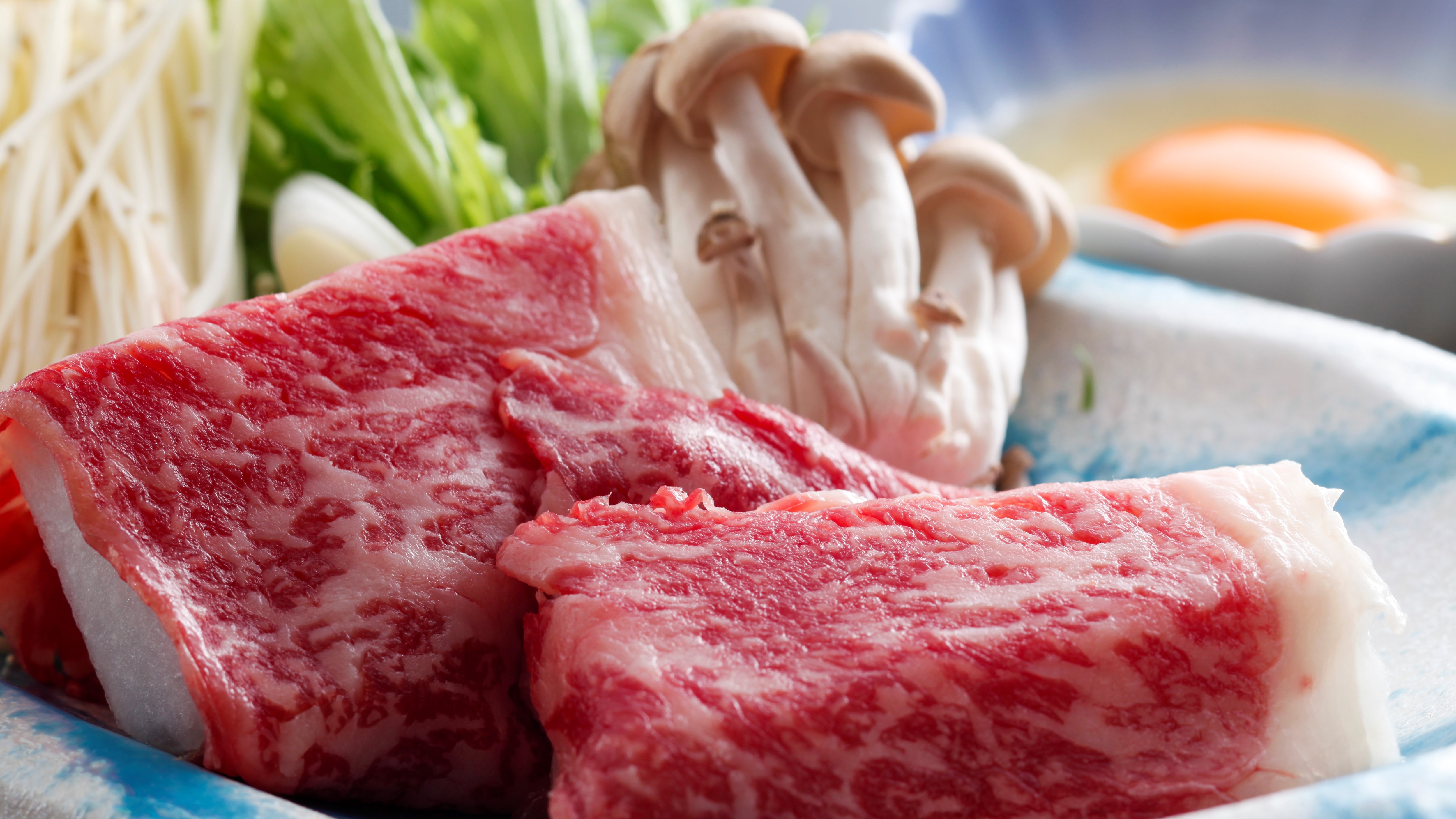 Chúng tôi đã bắt đầu phục vụ món sukiyaki! Thế còn món ăn đặc biệt của chúng tôi, "sukiyaki bò" thì sao?