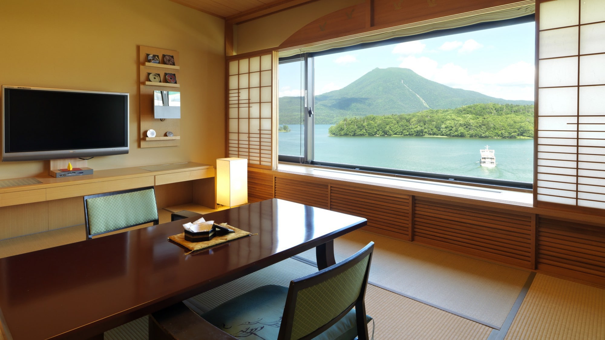 [Annex/Miyabi] Japanese-Western room/You can enjoy the magnificent view of Lake Akan and the mountains from the window *Image