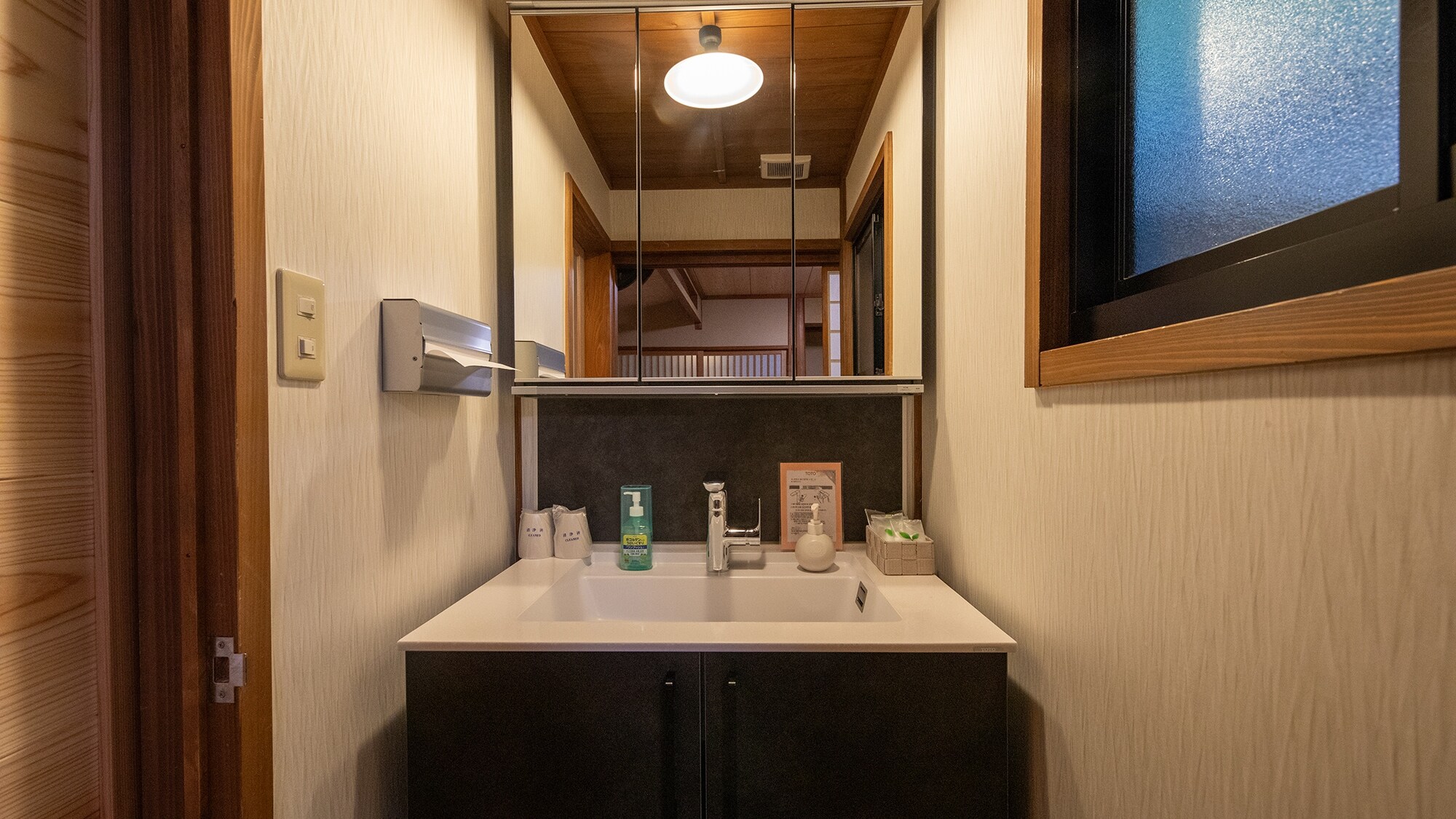 [Akebi] Main house guest room 1st floor_Japanese-style room 9 tatami mats, washstand