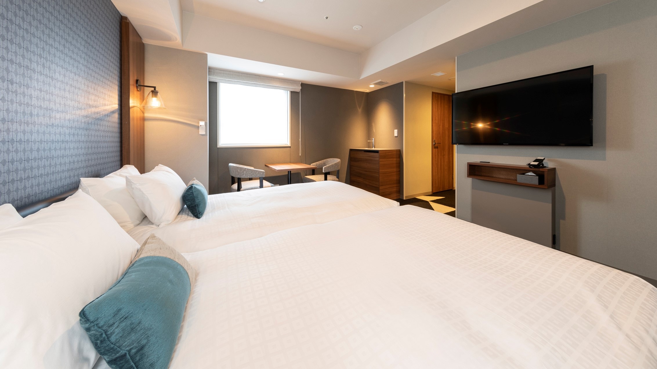 Hollywood twin that is safe to sleep with