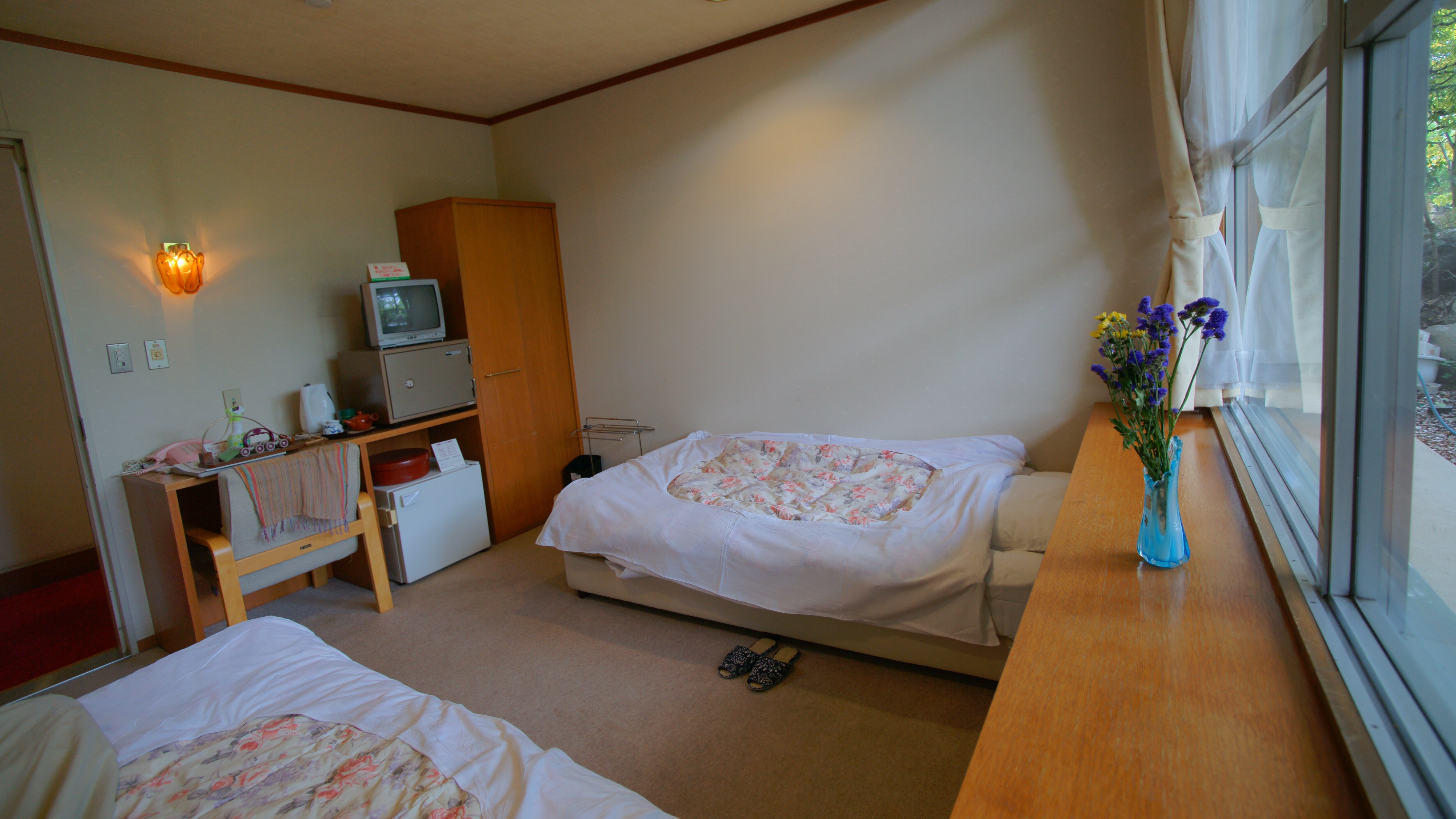 A Western-style room that is popular with travelers traveling alone, those who want a bed, and for business use.