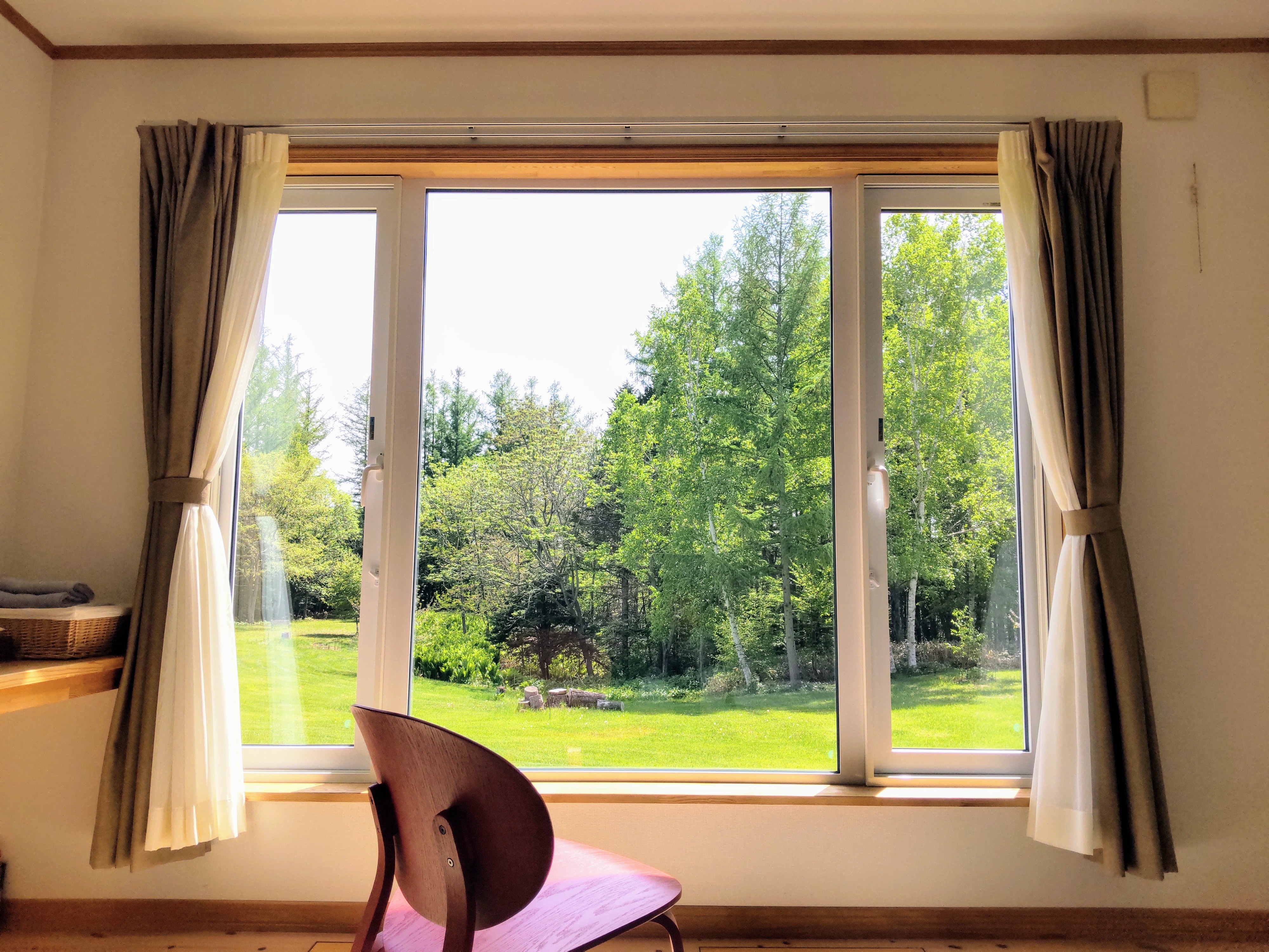 Large twin rooms. All rooms are on the first floor. A vast garden right in front of you. A starry sky.