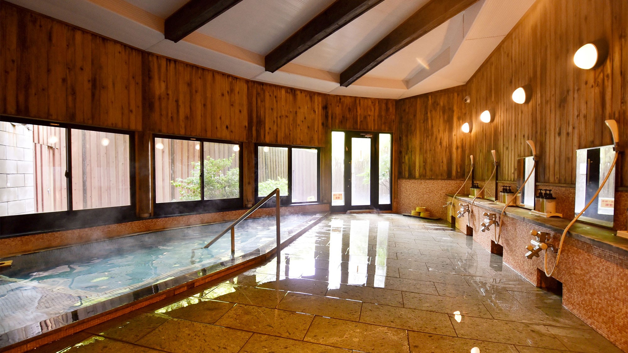 ・[Women's indoor bath] A relaxing space where you can feel the warmth of wood
