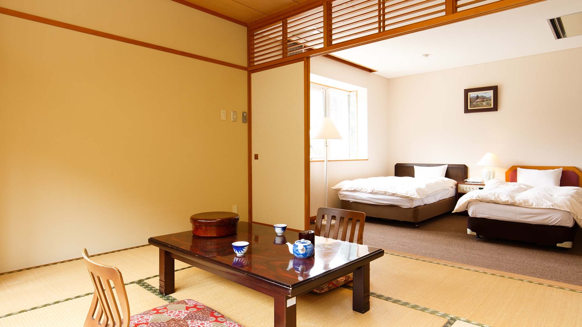 ・ <Japanese and Western room> A room with a bath. Enjoy the magnificent scenery of the Nou River and Mt. Hiuchi