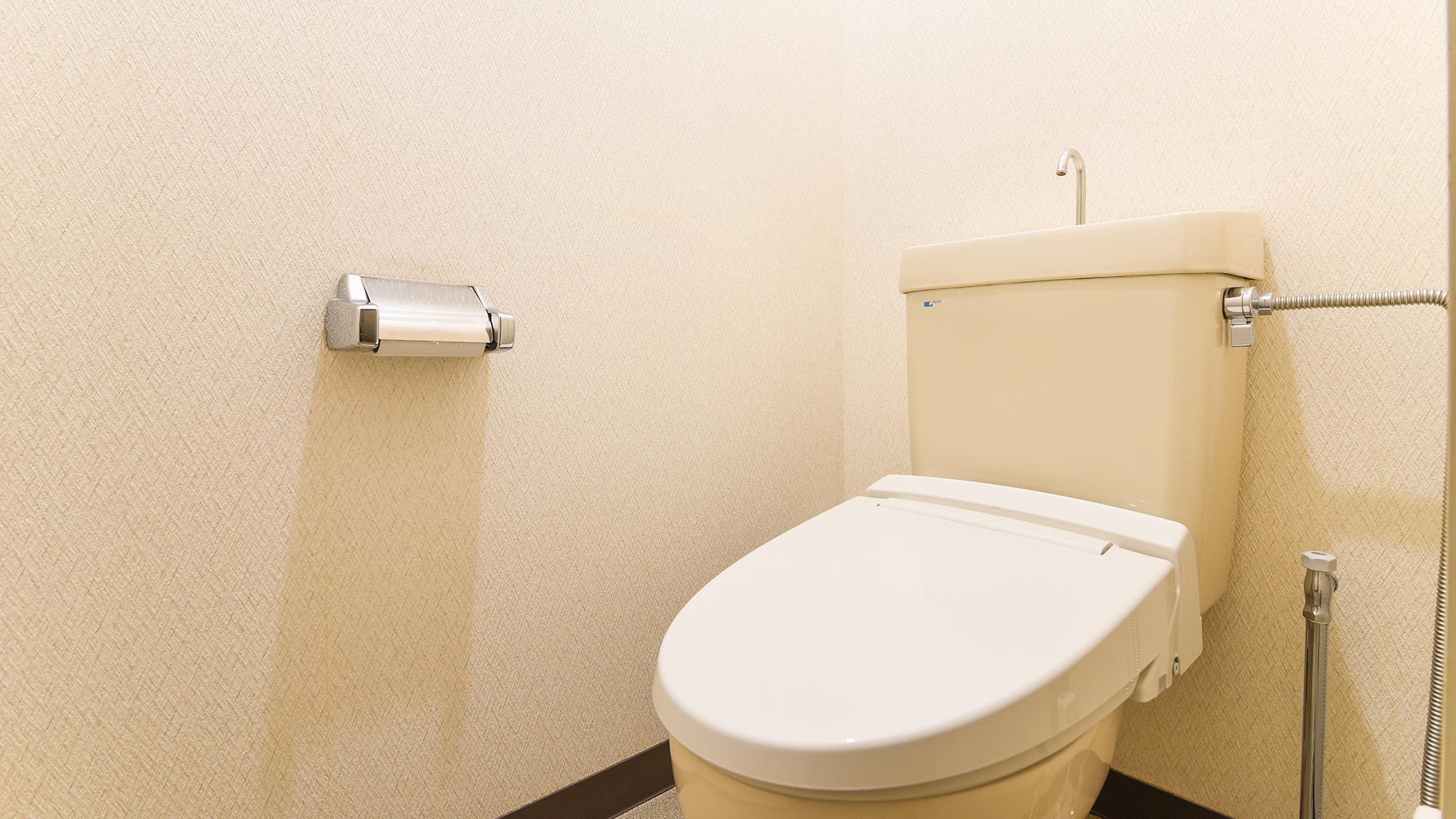 *[Garden side Japanese-style room with 10 tatami mats] You can also use the toilet in the guest room.