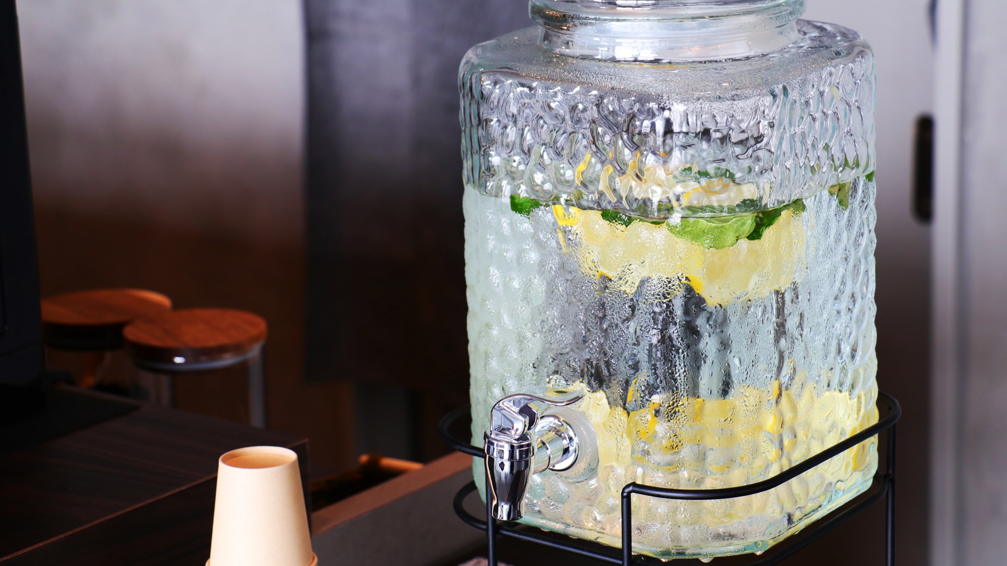 [1F Lounge] Server air menawarkan air rasa lemon dan mint.