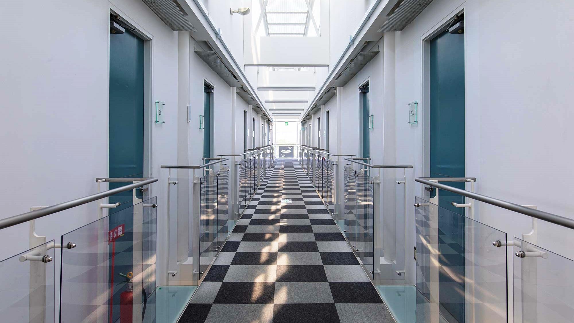 Lorong di dalam gedung