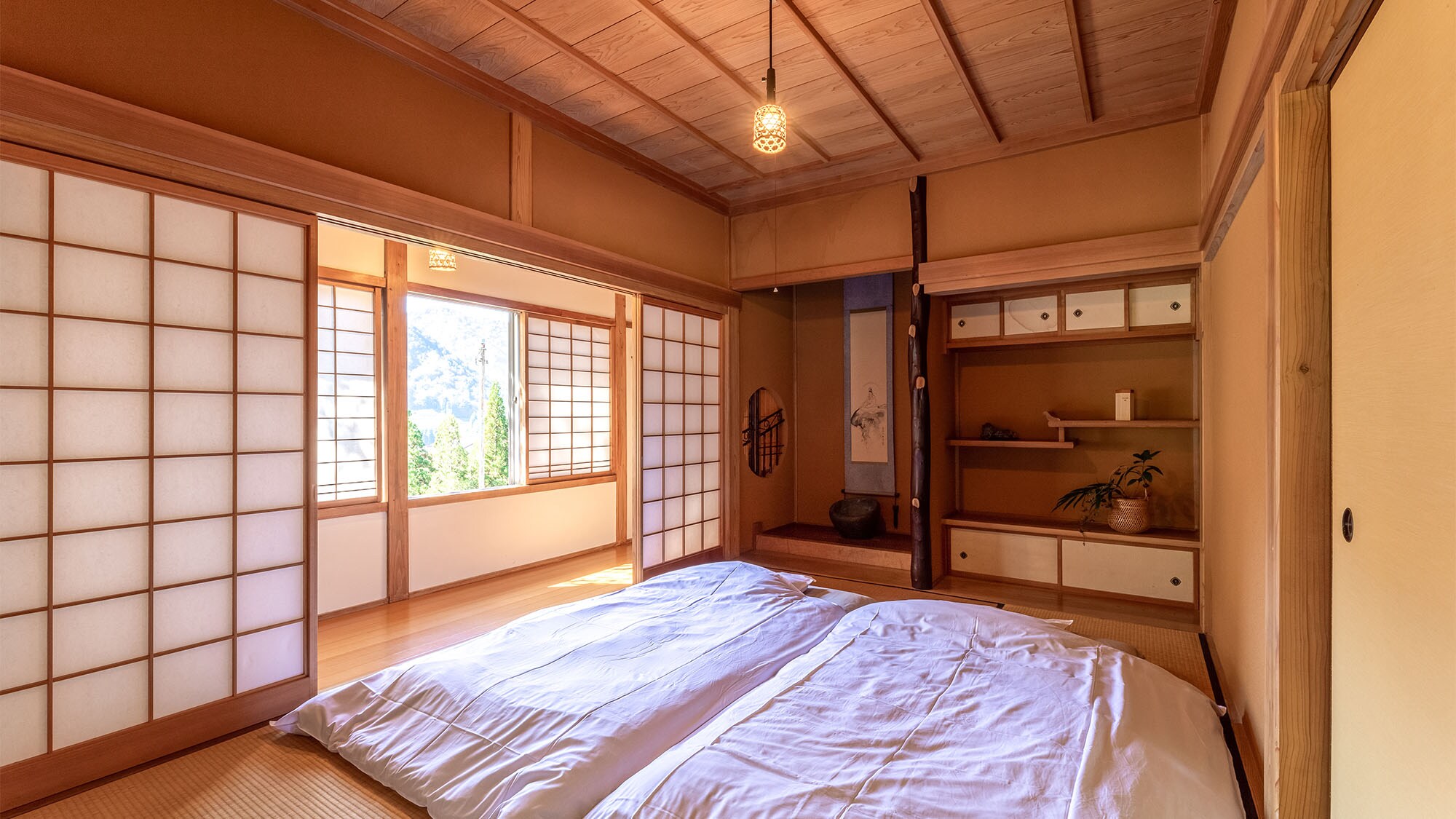 ・[Kamar tiga orang bergaya Jepang] Cahaya nyaman masuk pada hari yang cerah.