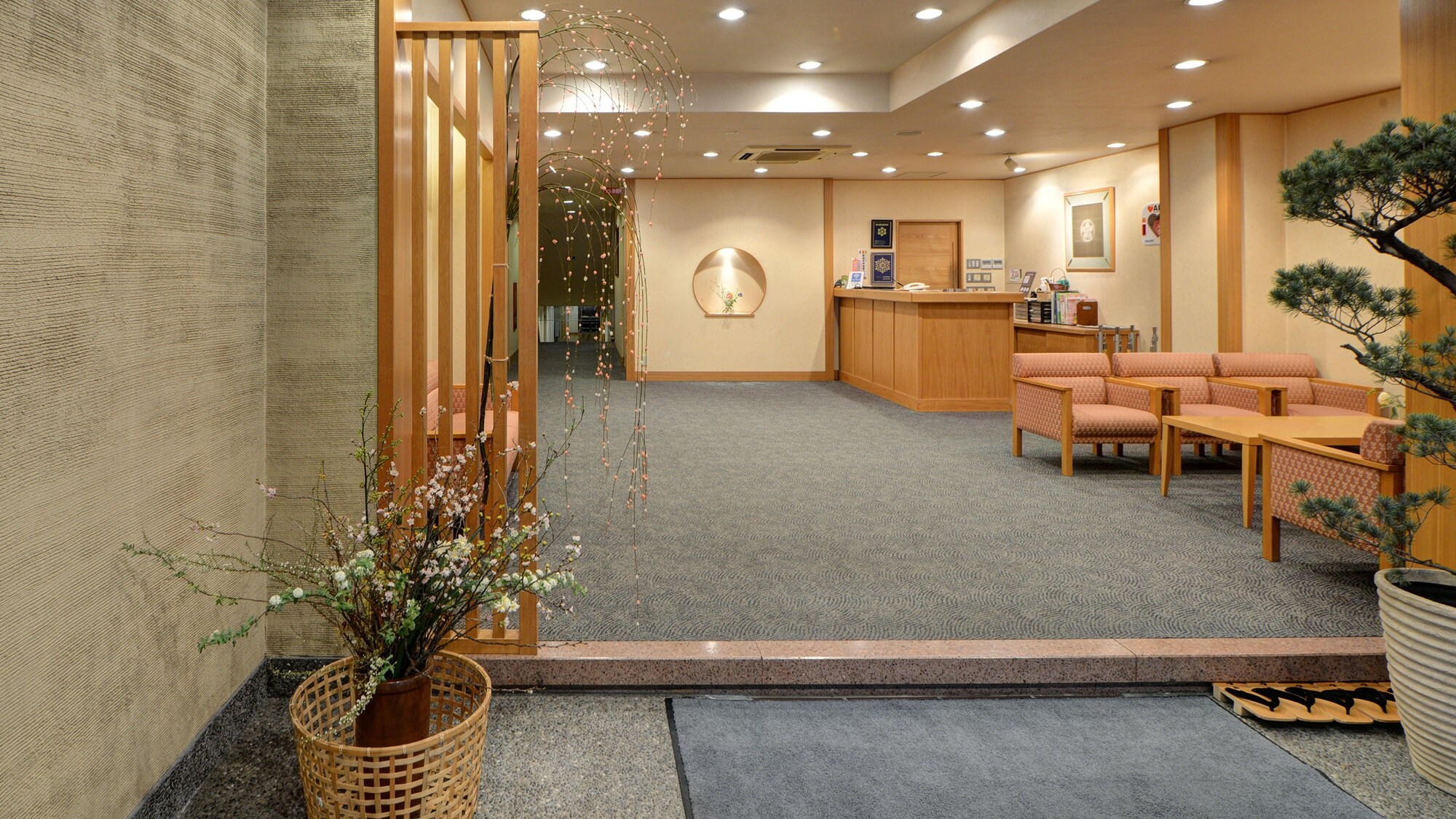 *[Front desk/lobby] We welcome you with seasonal flowers.