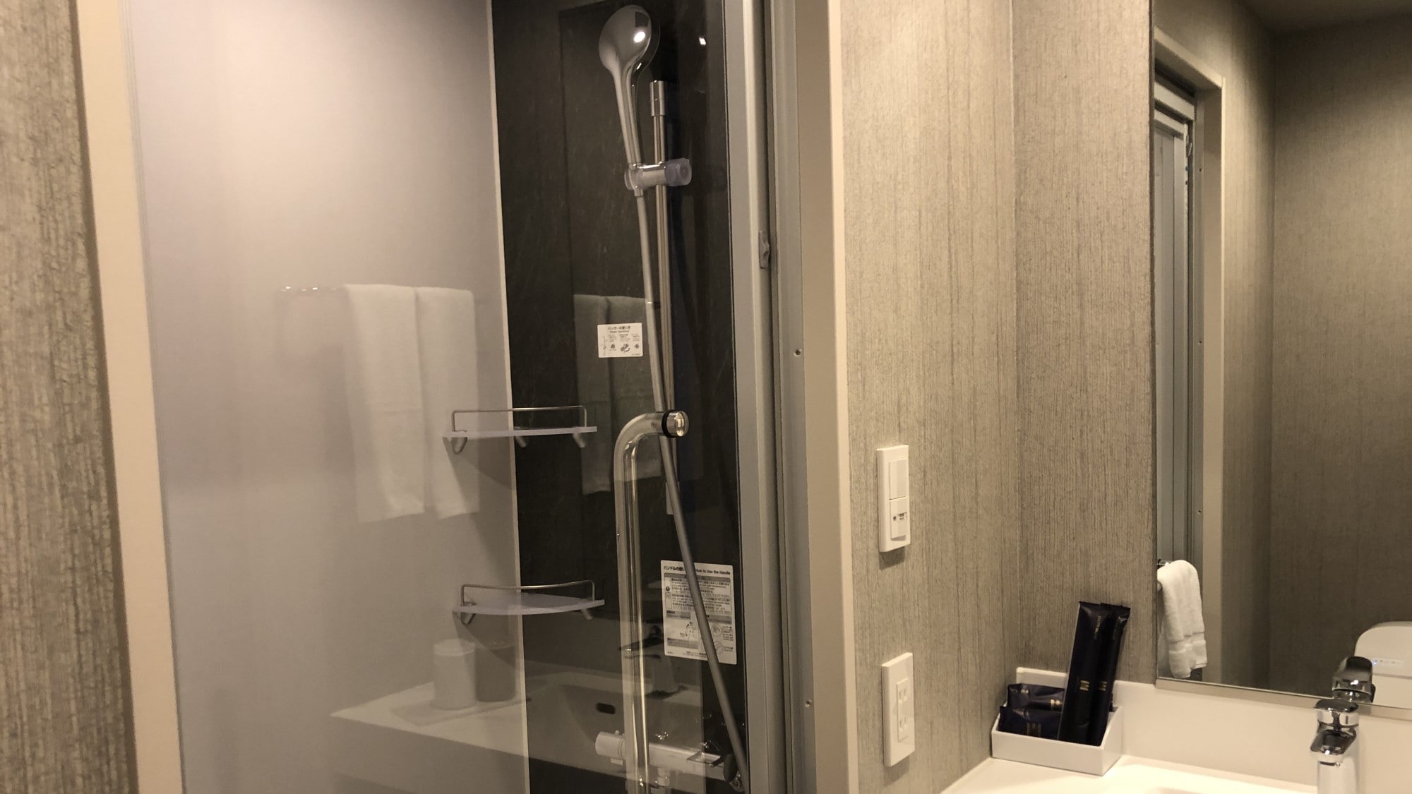 Bilik mandi di kamar tamu