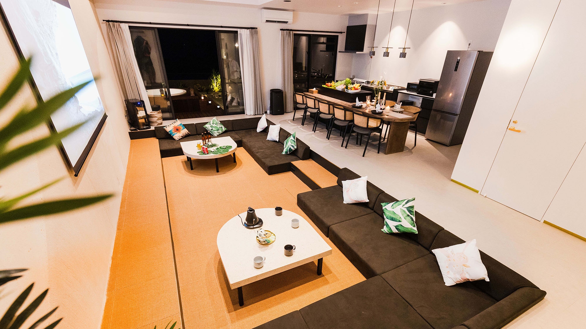 ・[Living room] Bring your favorite food and drinks and enjoy some quality time together.