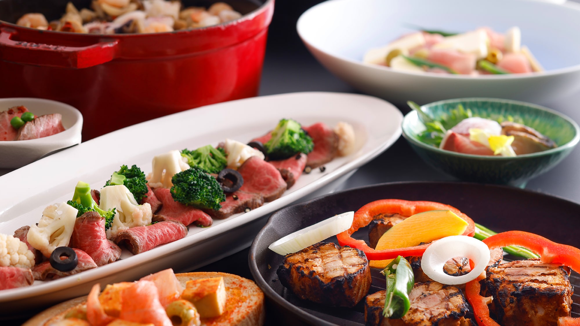 A dinner buffet featuring a collaboration of seafood and mountain delicacies from Awaji Island and Spanish cuisine (image)