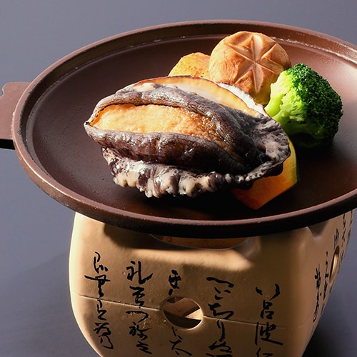 [Abalone grilled on a ceramic plate]