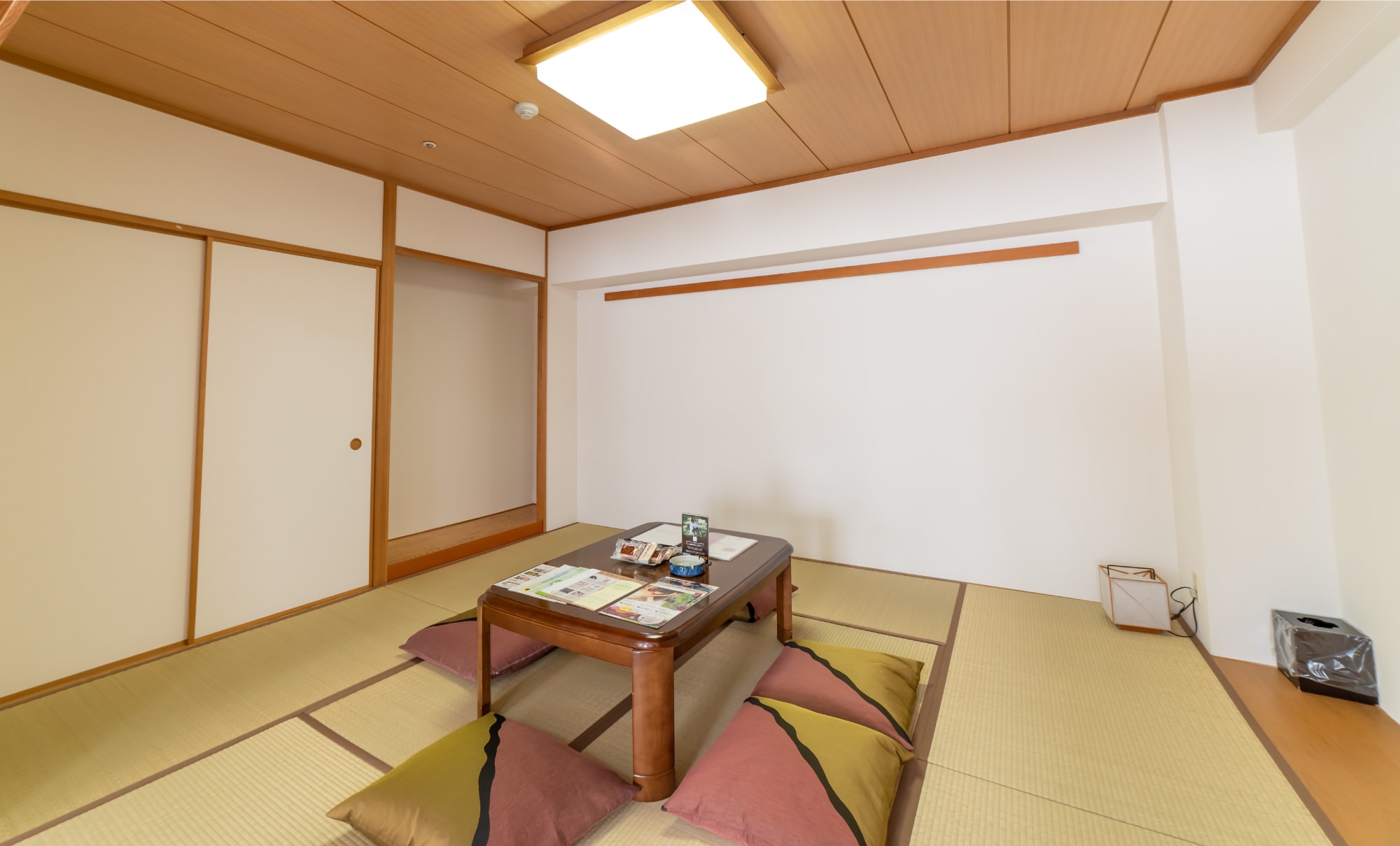 [Japanese-Western style room] {Resort mansion *detached building} Maximum capacity 8 people