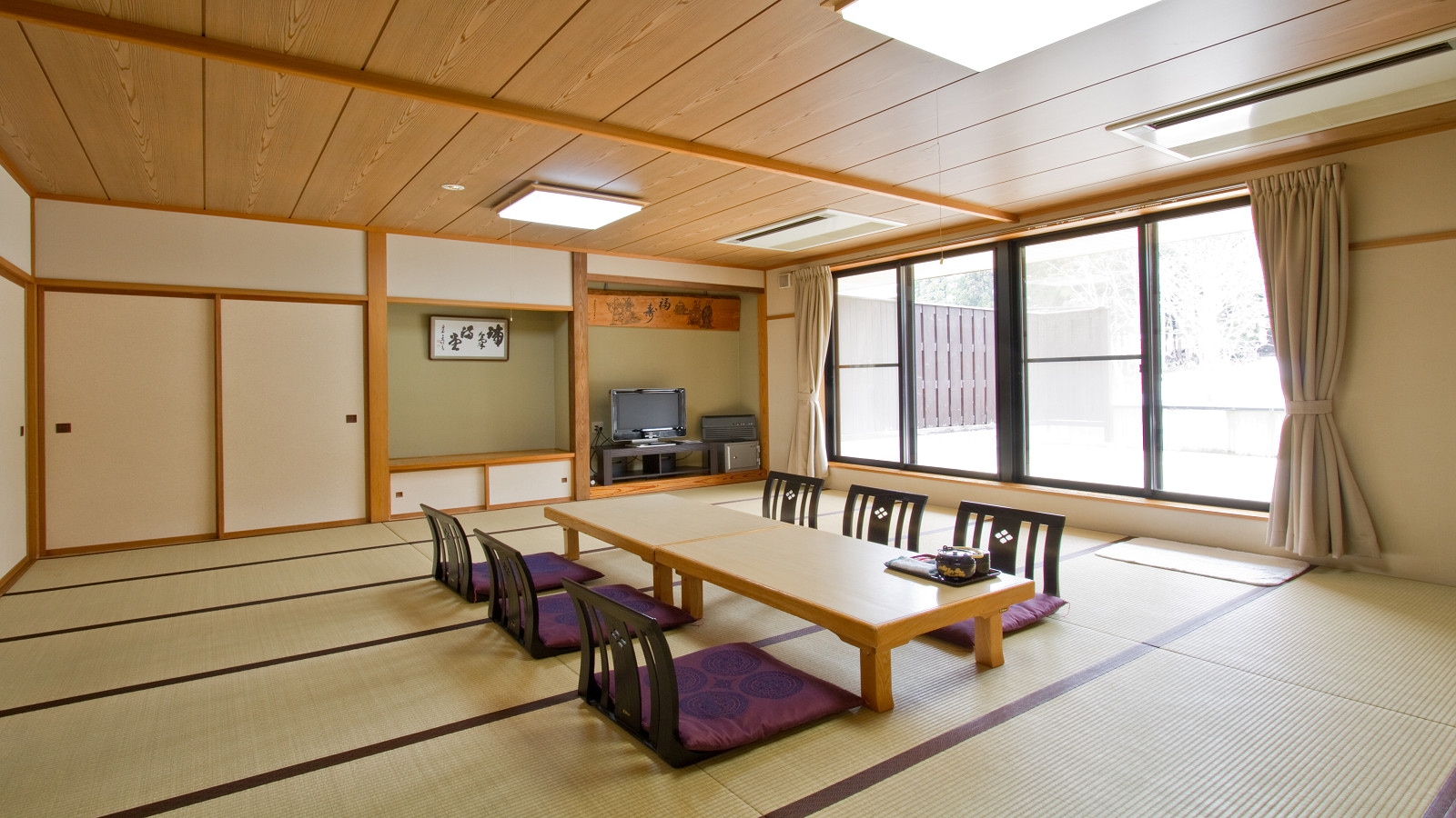 Japanese-style room with open-air bath (21 tatami mats)