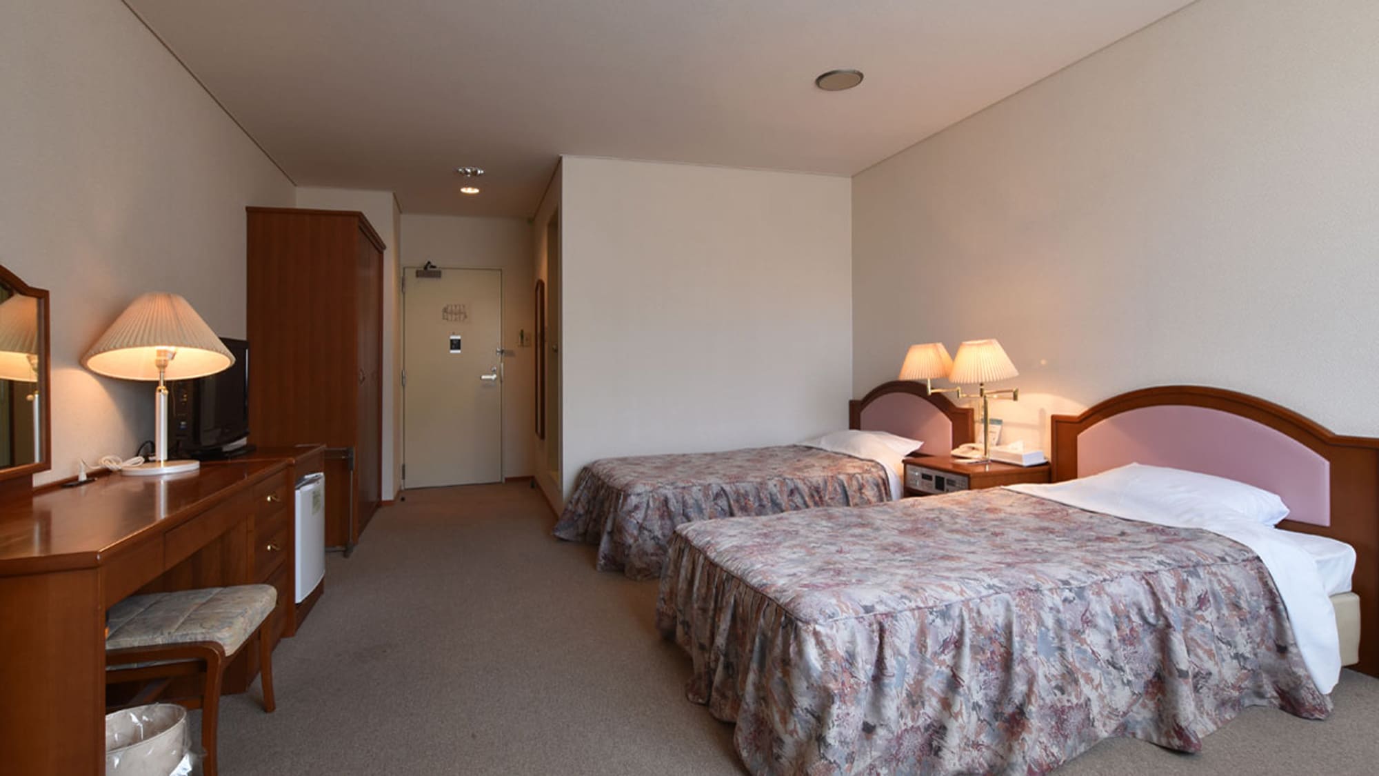 [Twin Room] You can relax in this spacious room.