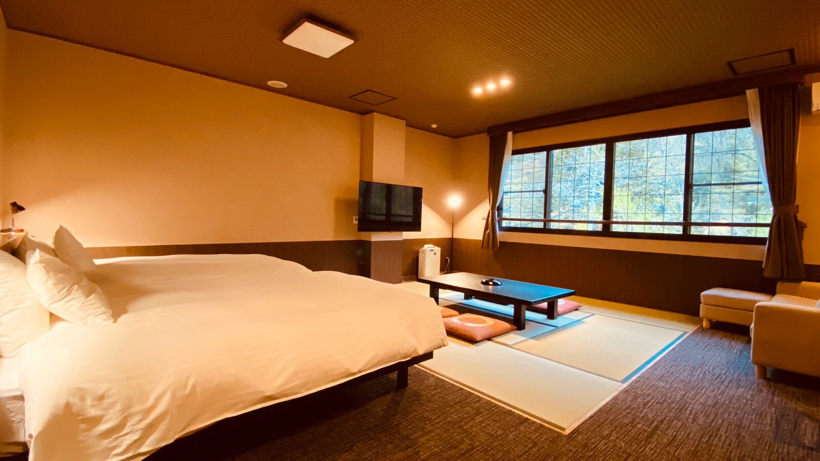 [East Wing/Modern Japanese Twin Room] Spacious room along the stream/Tatami room, twin room, 34 square meters