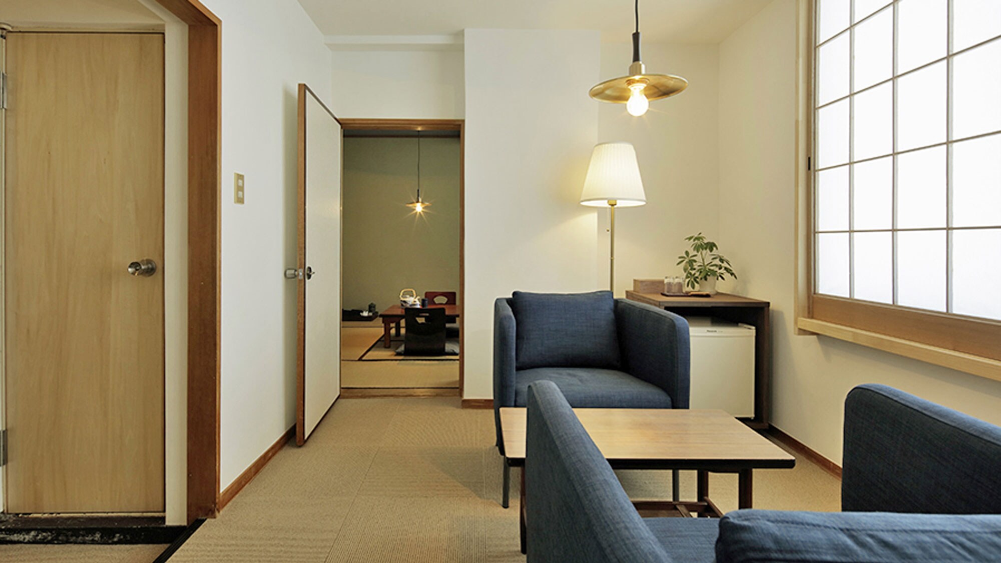 [Japanese and Western room 10 tatami mats] (front room, bath, toilet) This is the largest type of room in the hotel for family and friends.