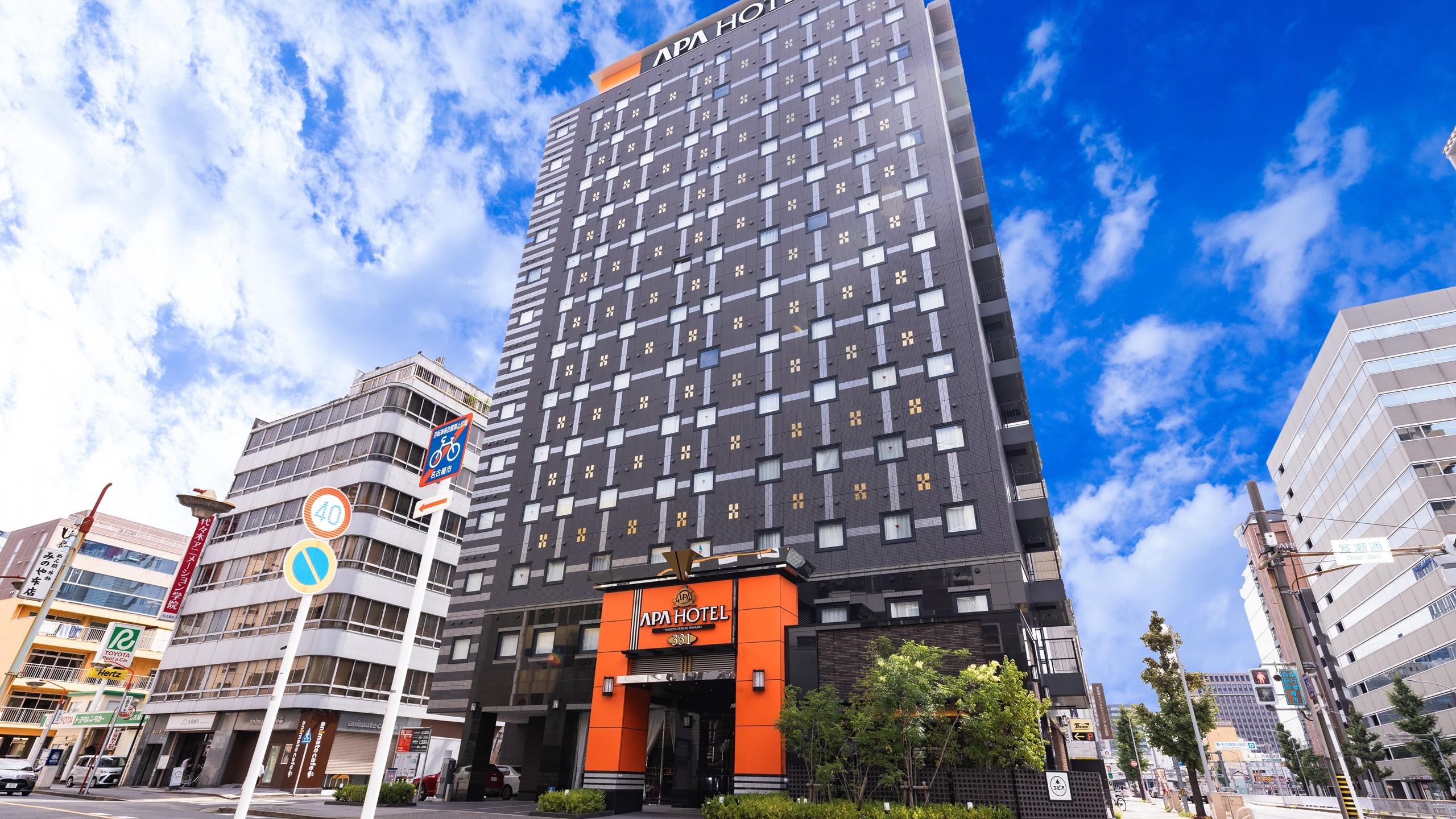 ホテル外観（昼）