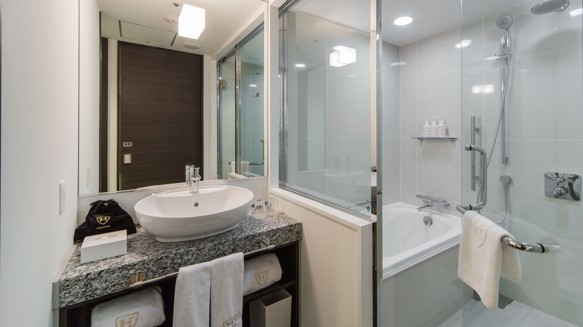 ◆ An example of a deluxe twin bathroom