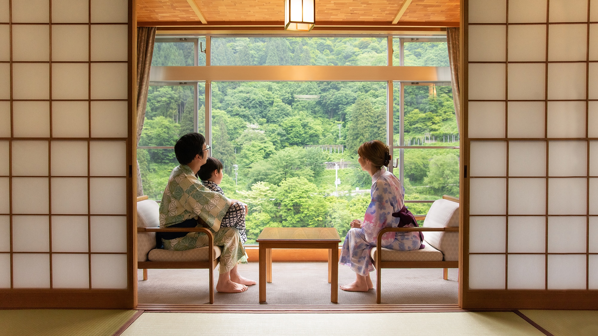 [ภาพอยู่] เพลิดเพลินไปกับรถไฟรางรถไฟที่วิ่งโดยมีภูเขาคุโรเบะเป็นฉากหลัง