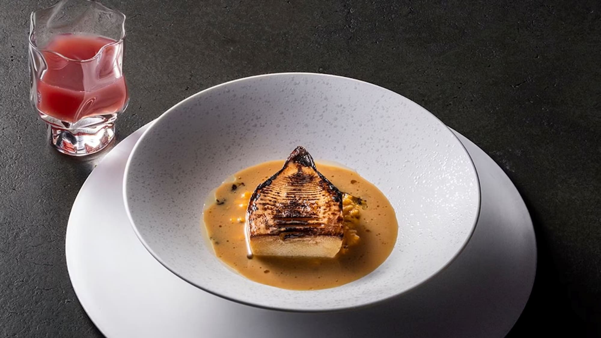 <the RESTAURANT> 코스 한 접시 한 접시에 맞춰 제공되는 음료 페어링도 추천