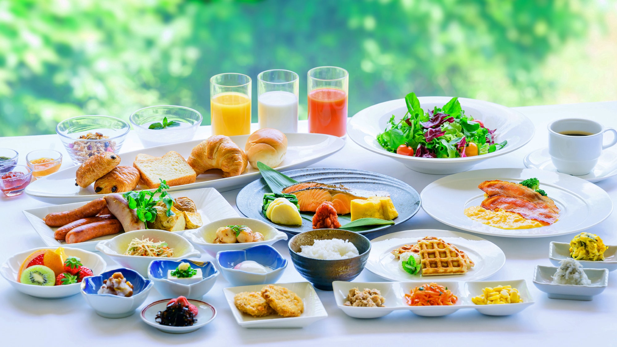 [Prasmanan Sarapan] Prasmanan Jepang dan Barat yang akan memuaskan para pecinta makanan Jepang dan Barat. Ada banyak menu lezat yang akan memberi Anda energi di pagi hari!