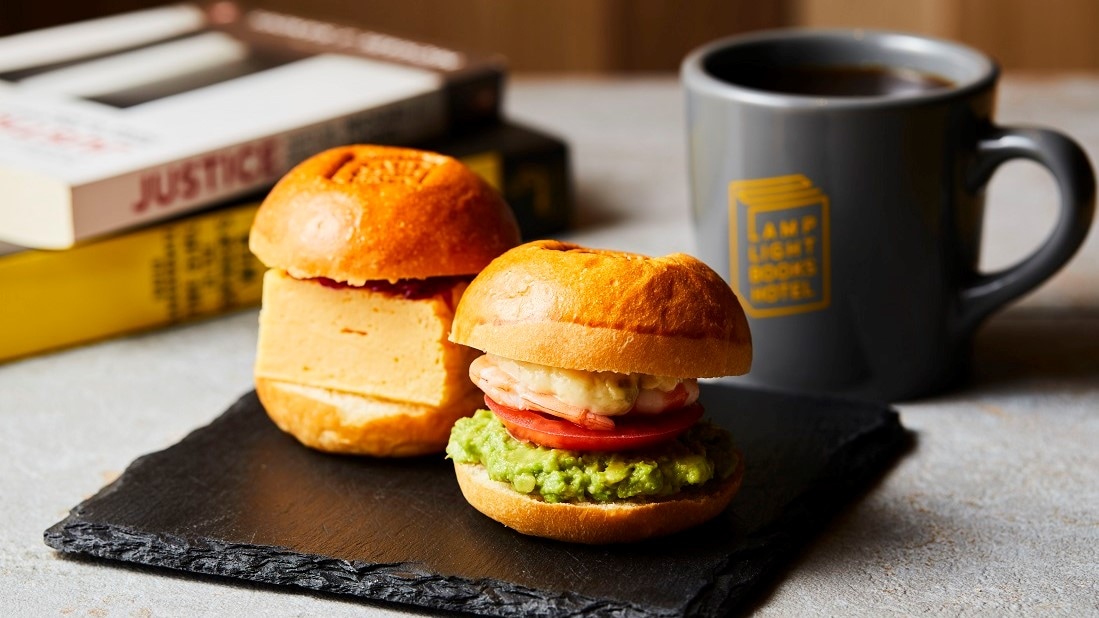 [Lamplight Books Cafe] Breakfast (for guests only) Two mini burgers of your choice and a drink set