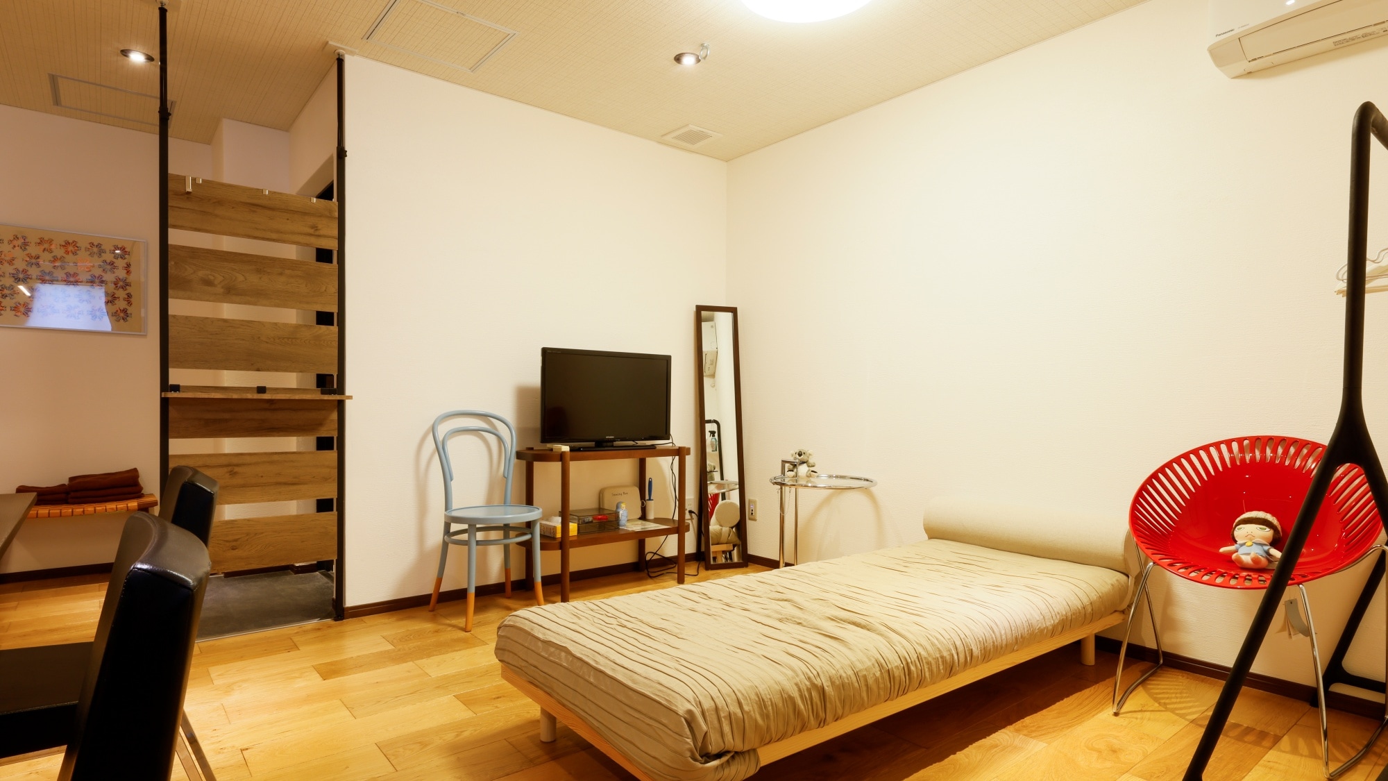 Lantai 1 <ruang tamu > Ruang yang tenang dengan interior yang memanfaatkan kehangatan kayu.