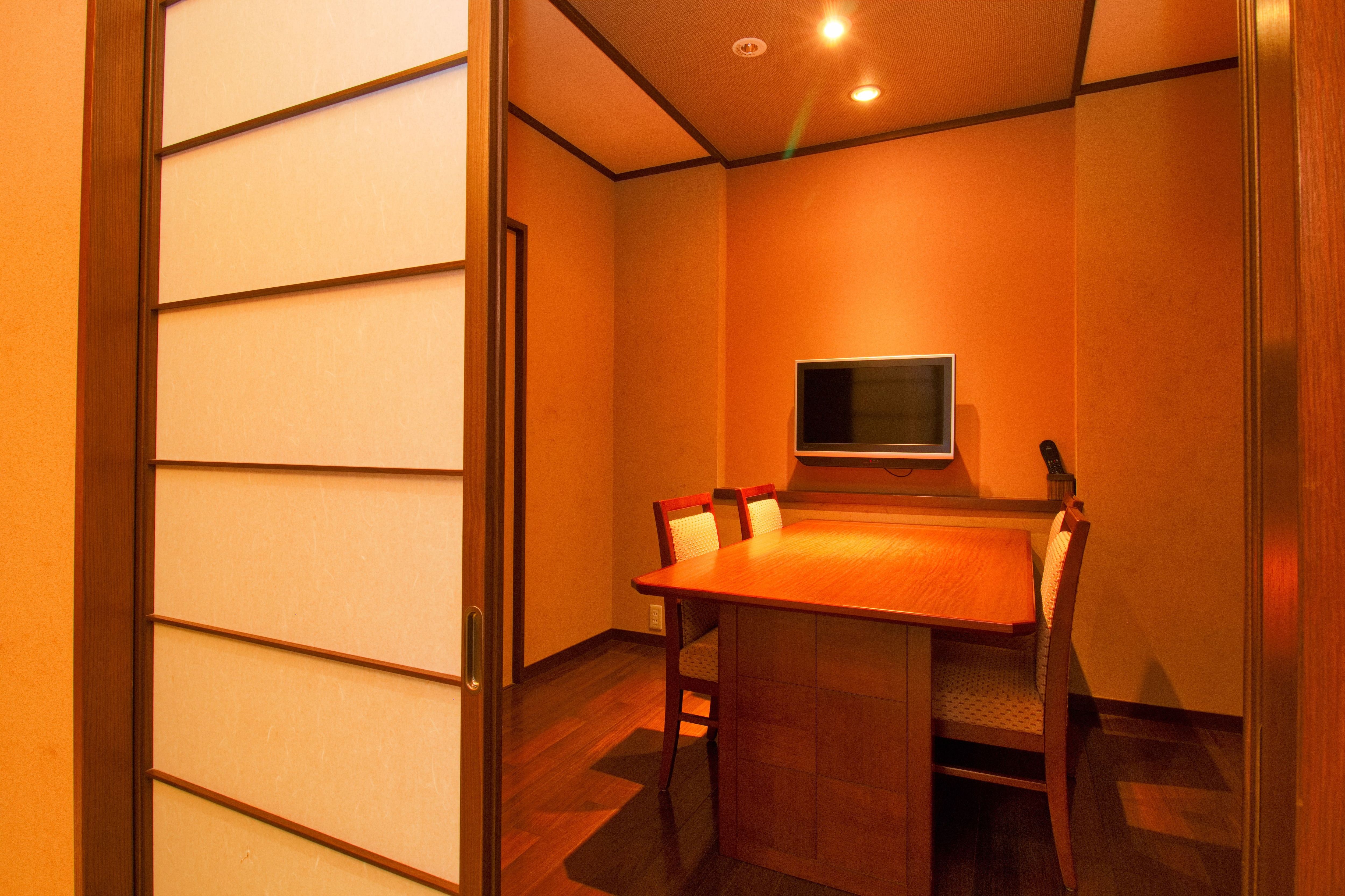Enjoy a relaxing time in your private dining room. [Reception Floor Sadori]