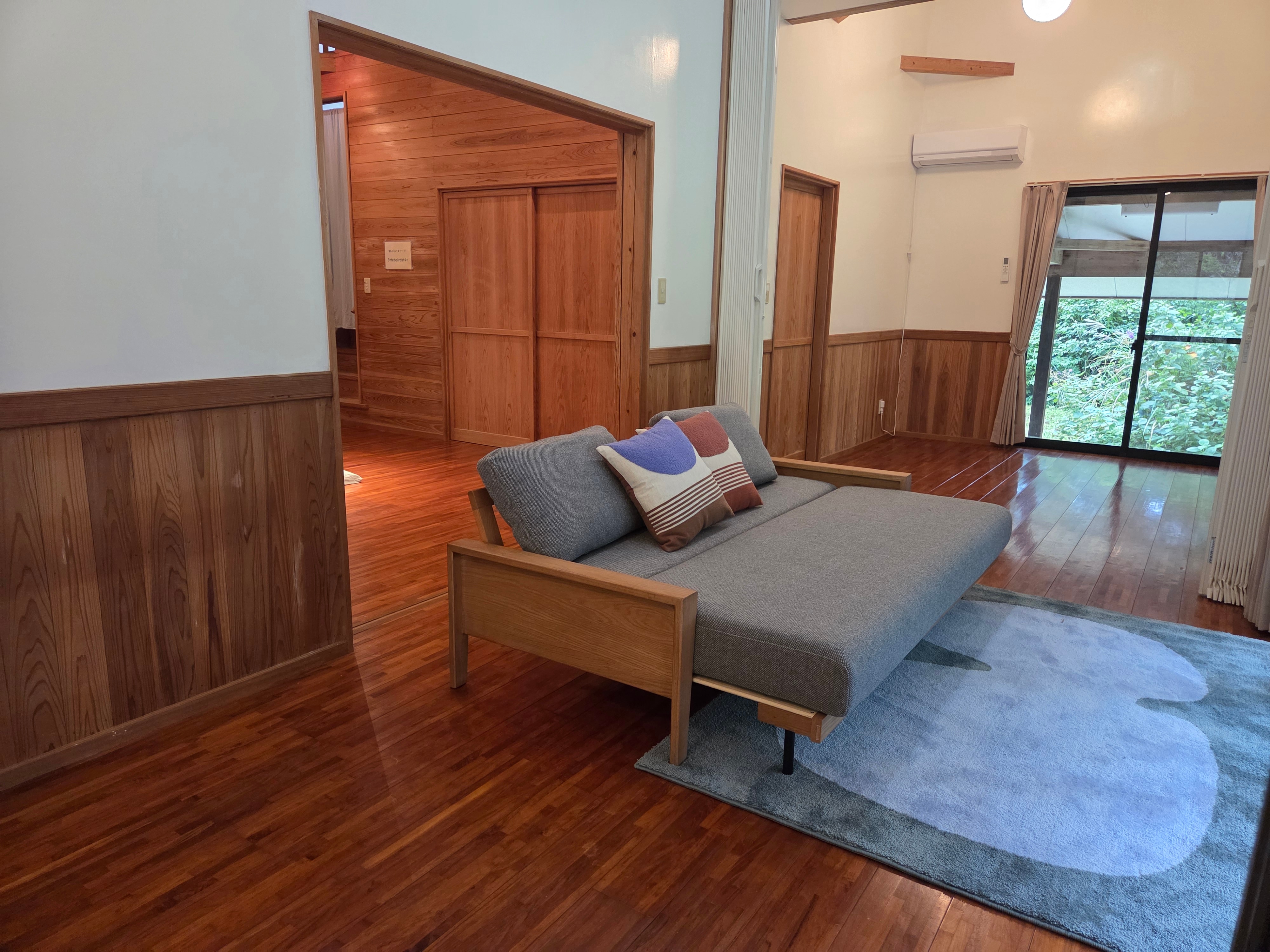A relaxing space where you can enjoy the view of greenery outside the window.