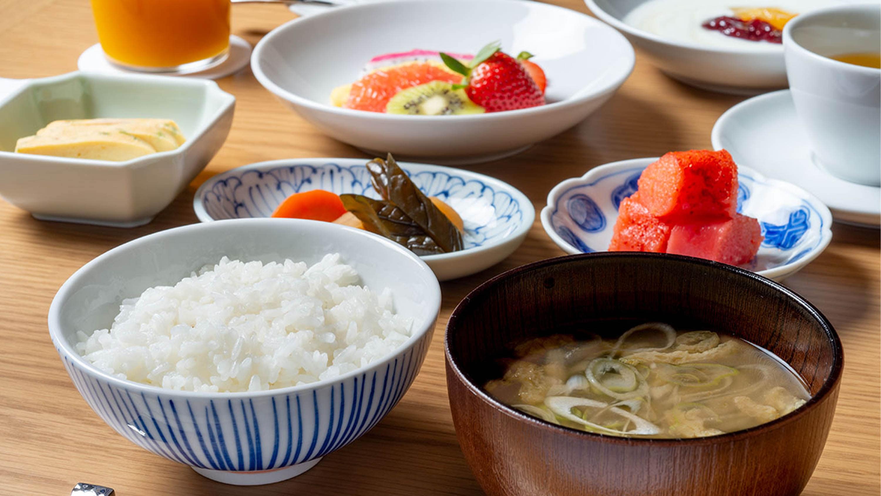 [Breakfast buffet] Rice, miso soup, fish, and Japanese side dishes. Japanese food is also available. (Image)