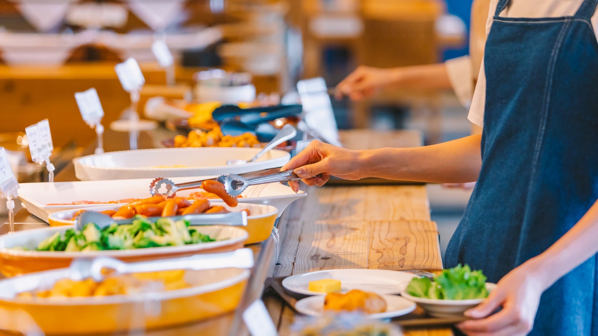 [Breakfast] Breakfast is served at the hotel restaurant. A buffet style breakfast is available to please both Western and Japanese food lovers.